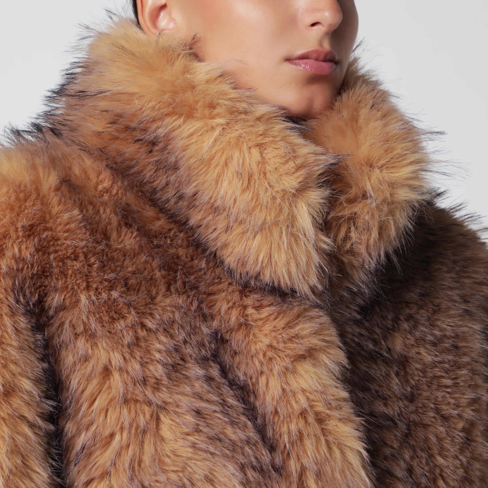Kurze Jacke aus beigem Kunstpelz