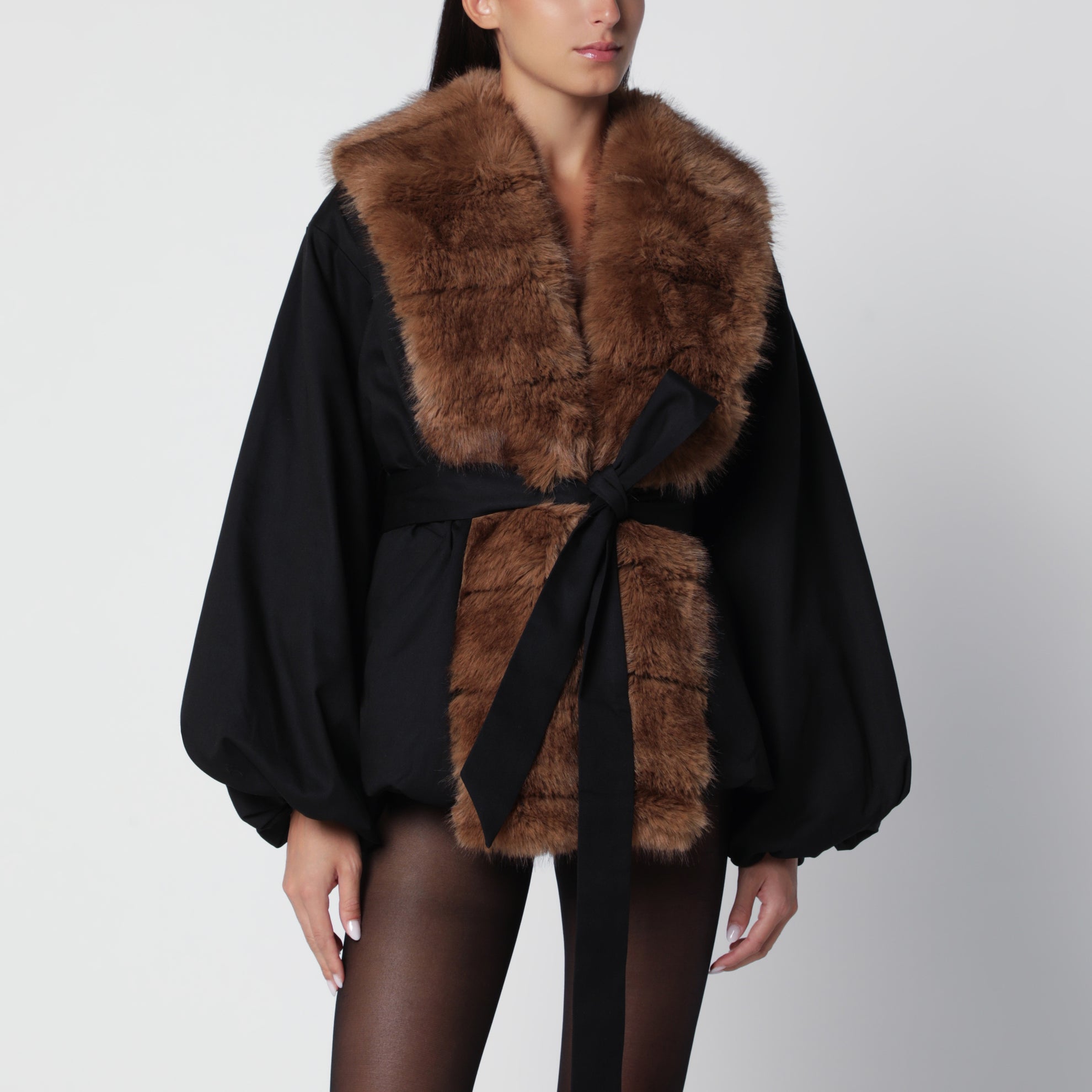 Veste noire avec détails en fausse fourrure