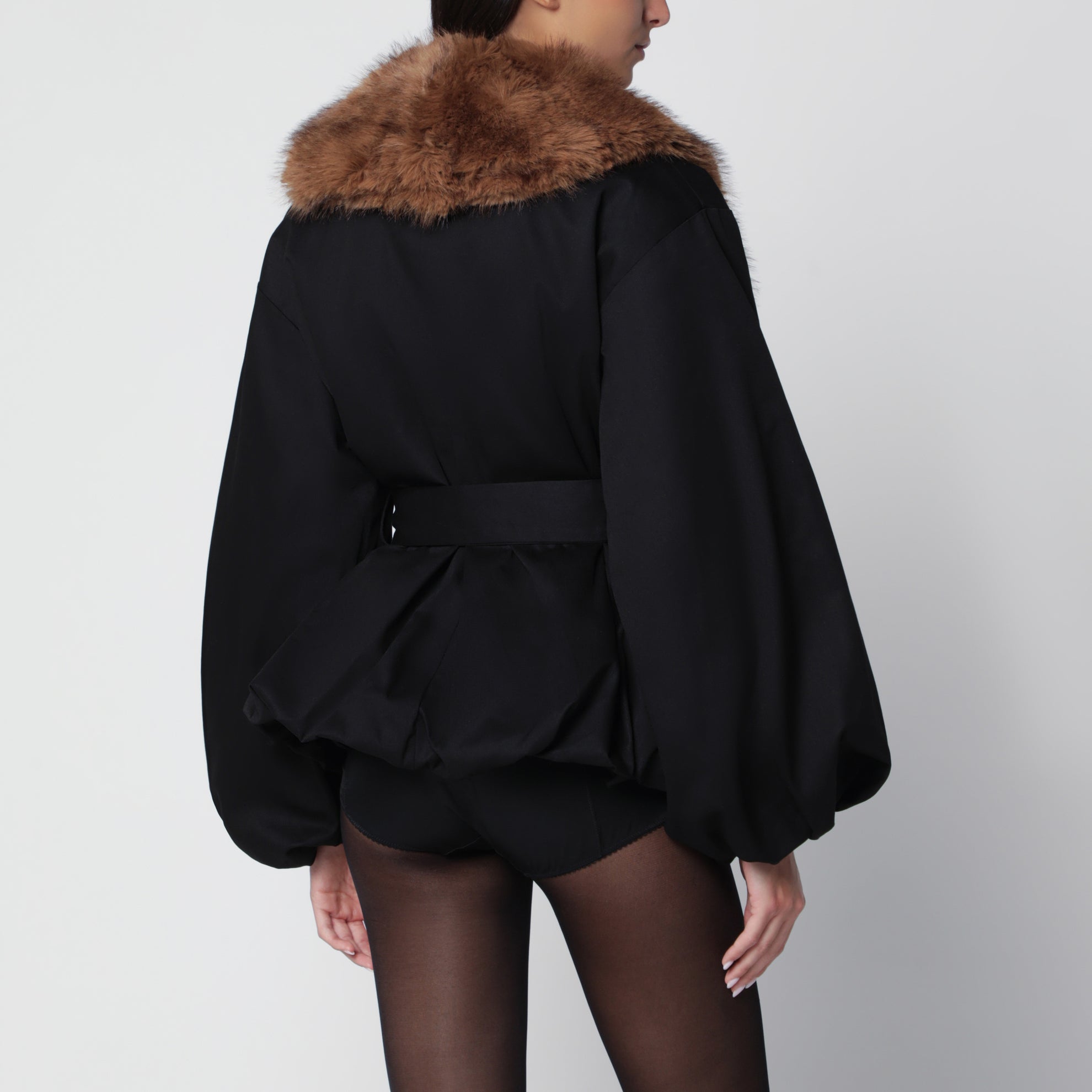 Veste noire avec détails en fausse fourrure