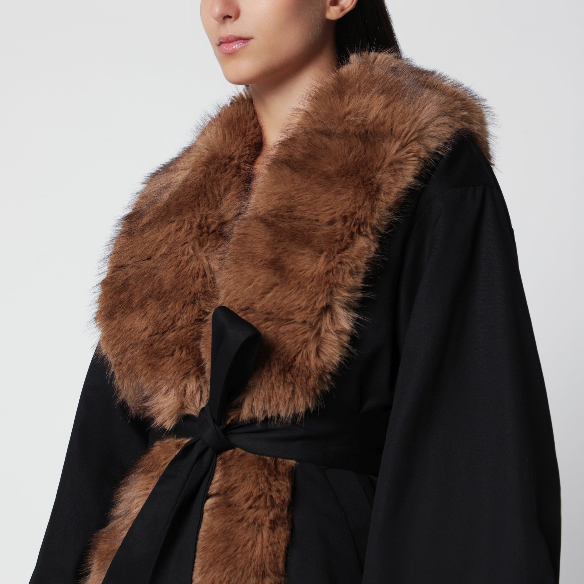 Veste noire avec détails en fausse fourrure
