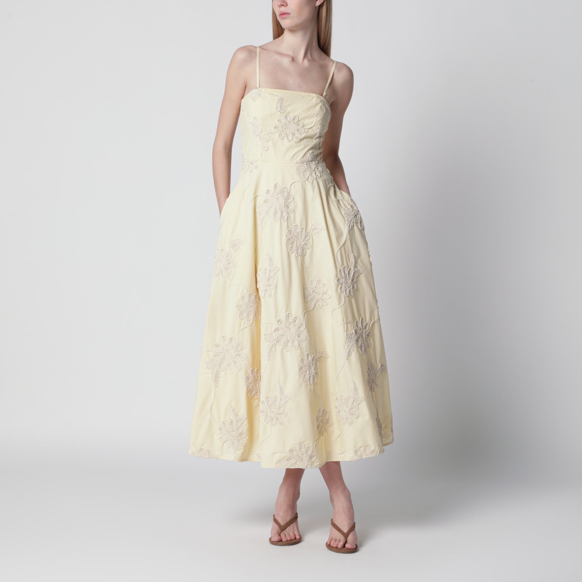 Gelbes Midikleid mit floralen Applikationen