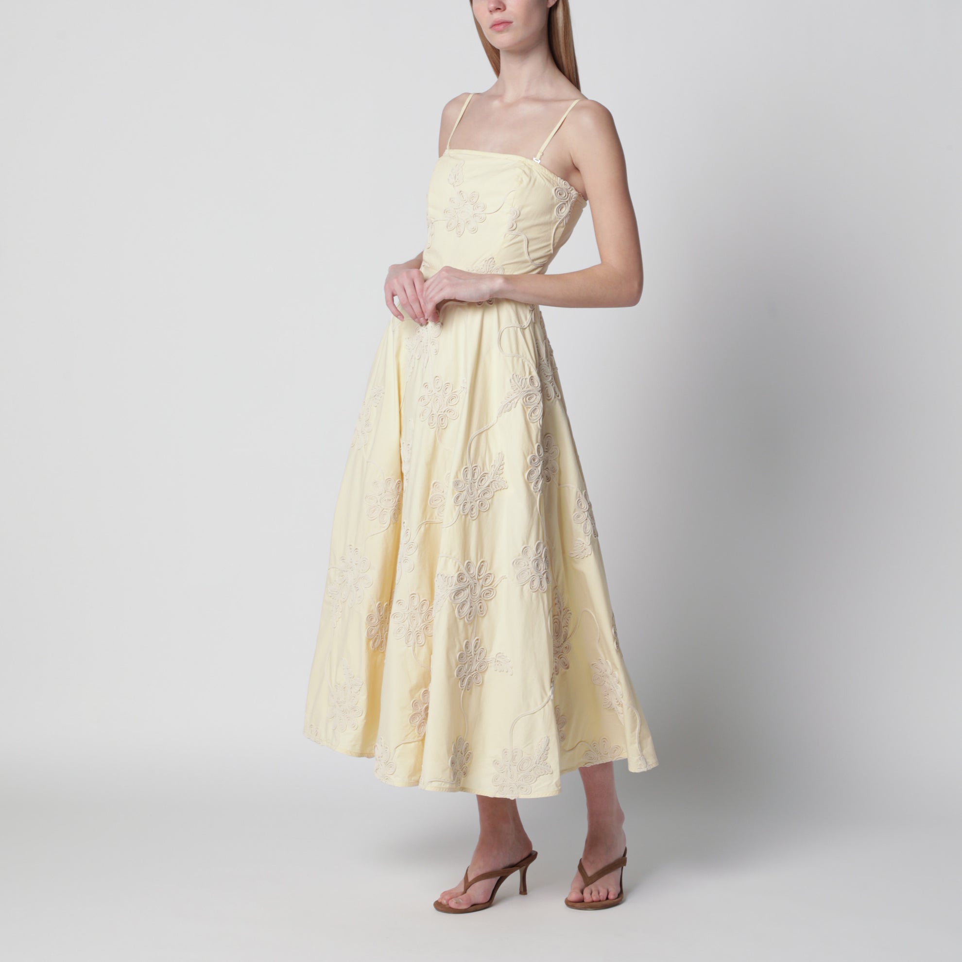Gelbes Midikleid mit floralen Applikationen
