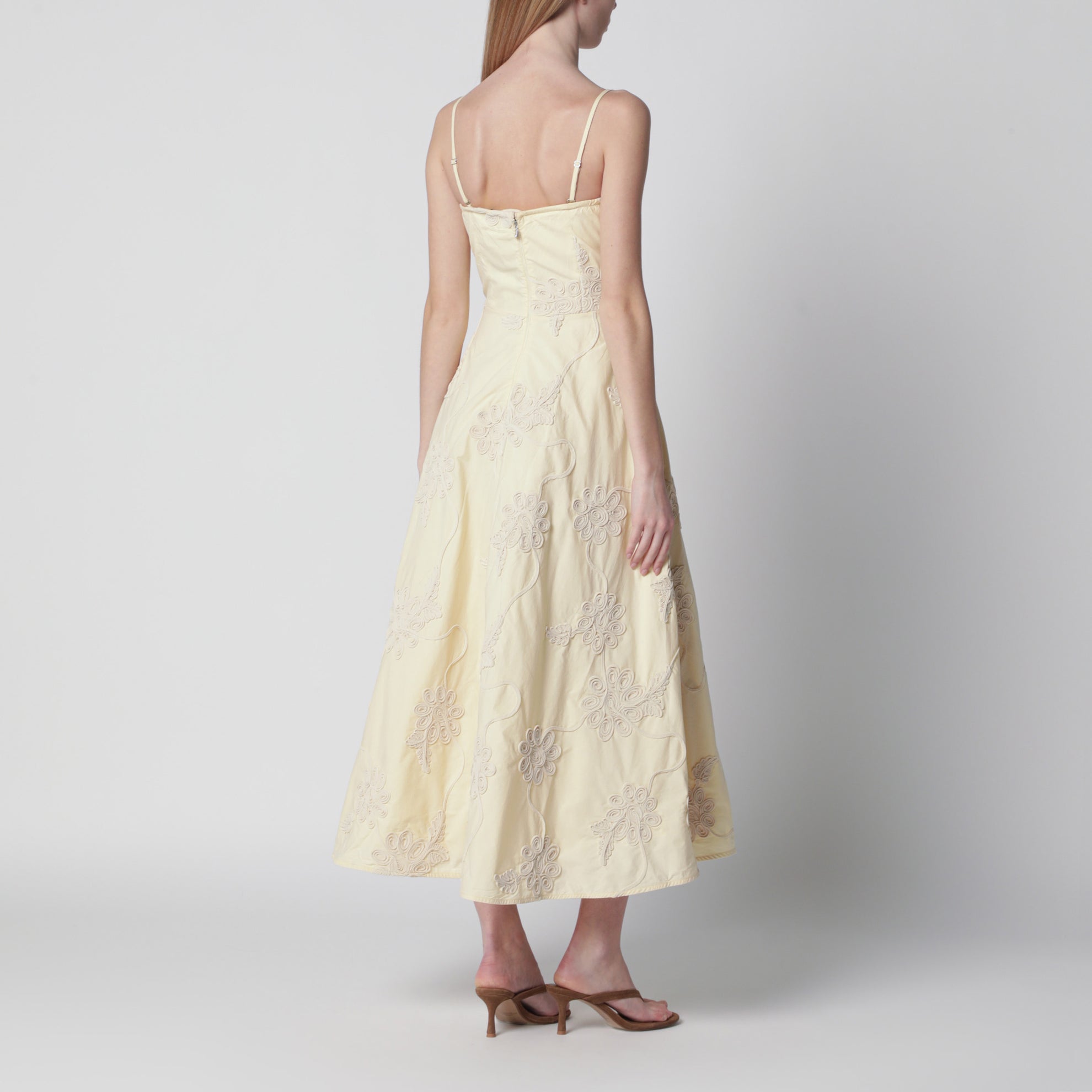 Gelbes Midikleid mit floralen Applikationen