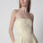 Gelbes Midikleid mit floralen Applikationen