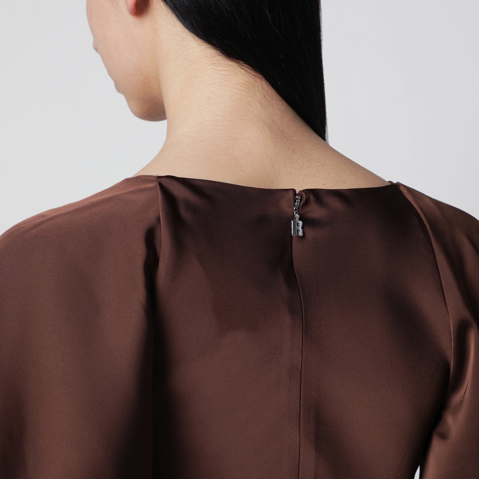 Robe longue en satin à manches fluides Potting Soil