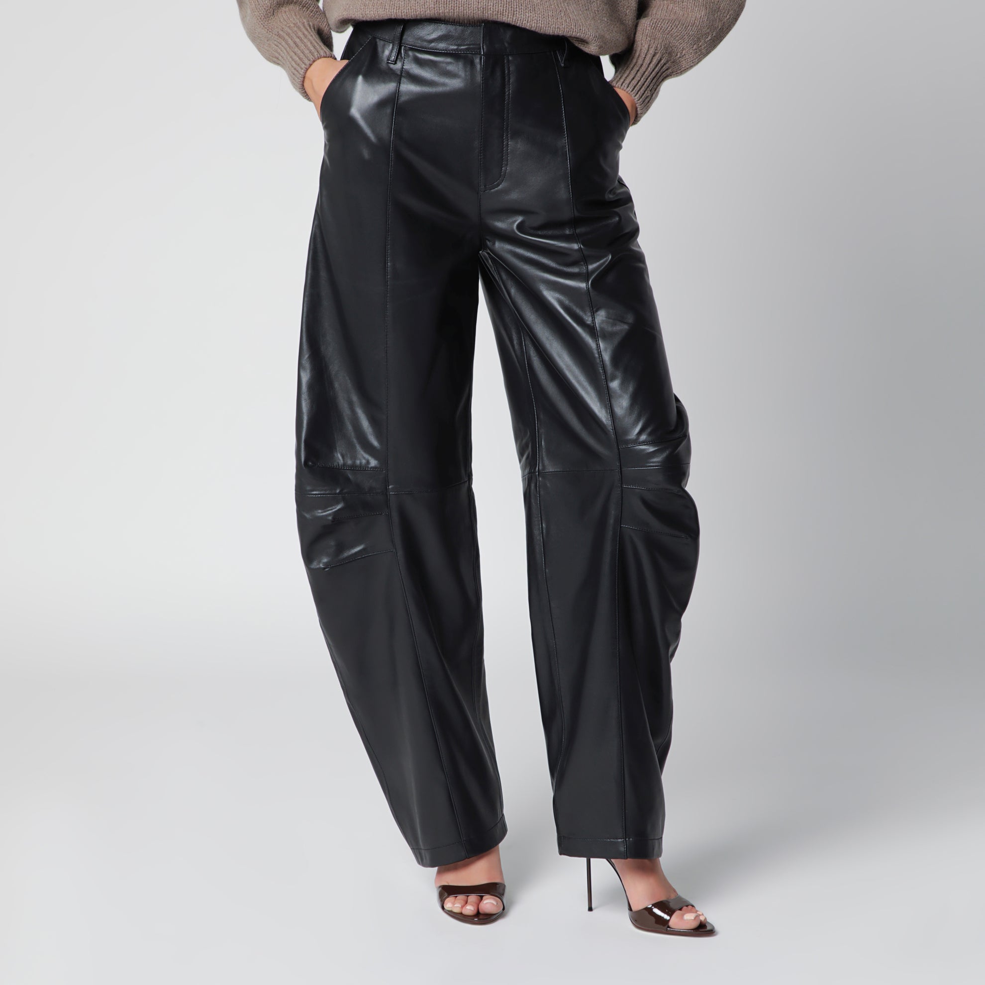 Pantaloni cargo in pelle di agnello neri