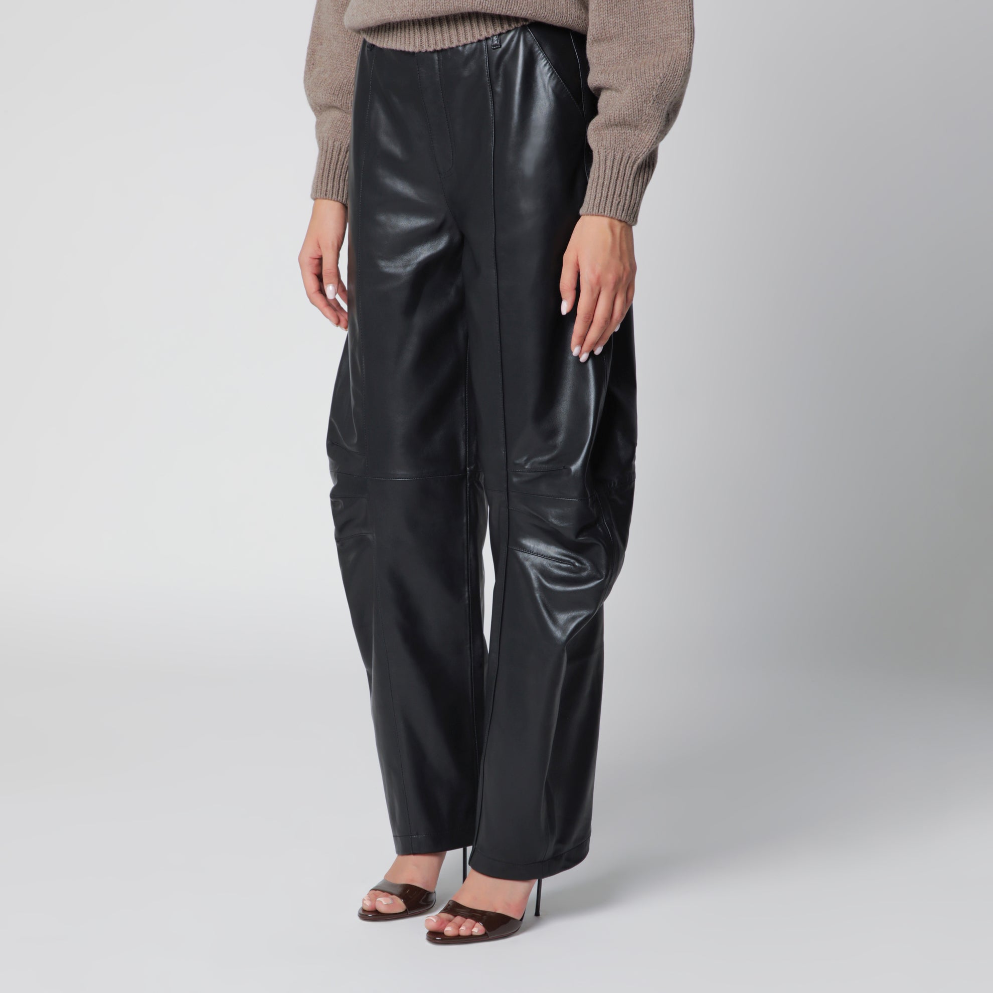 Pantaloni cargo in pelle di agnello neri