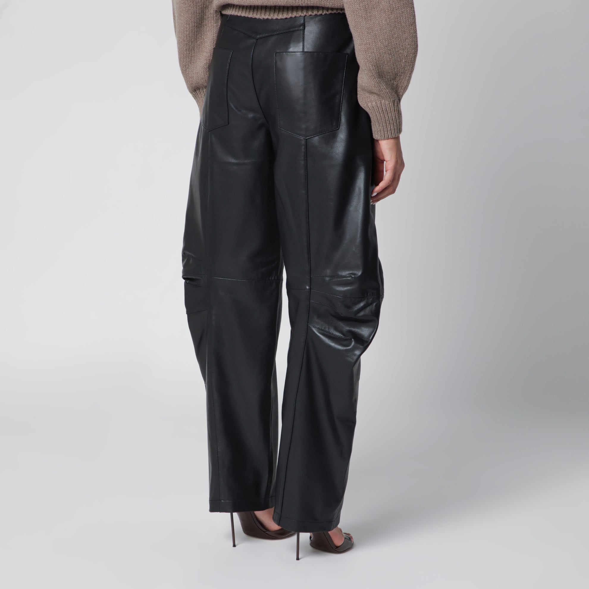Pantaloni cargo in pelle di agnello neri