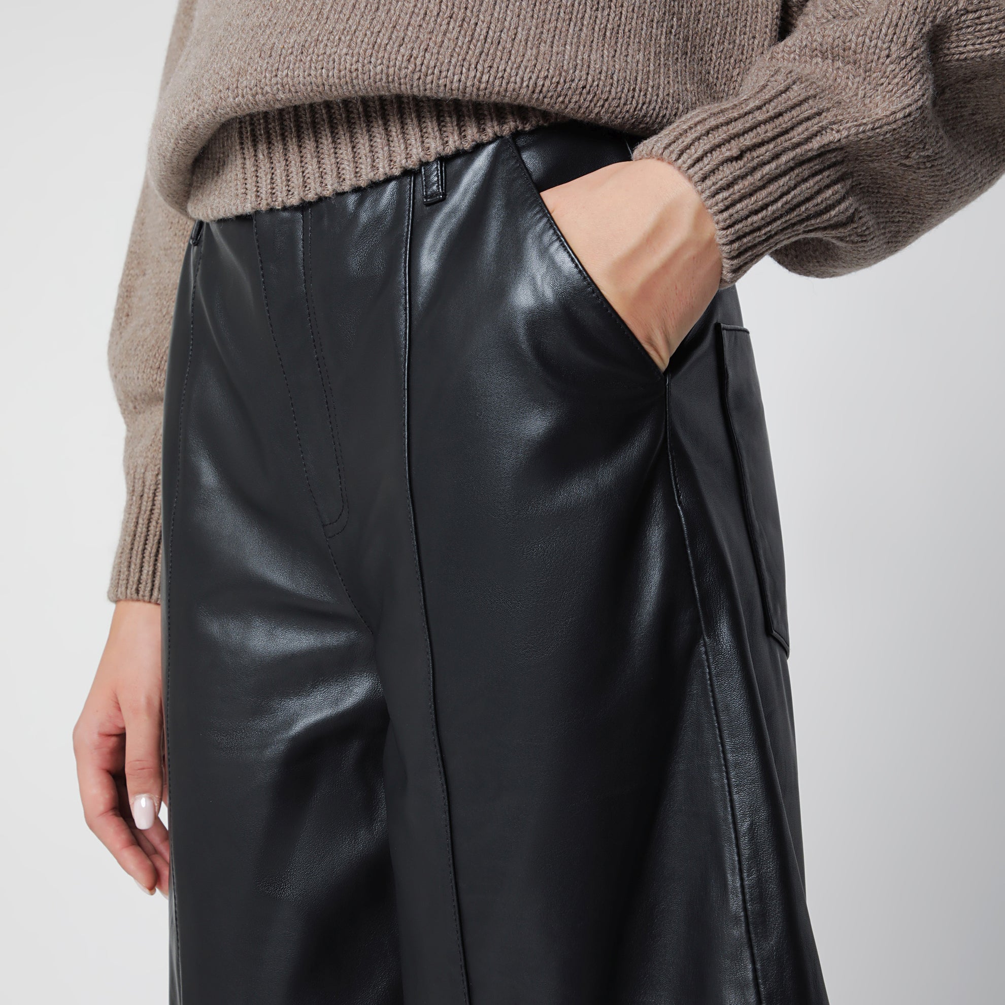Pantaloni cargo in pelle di agnello neri