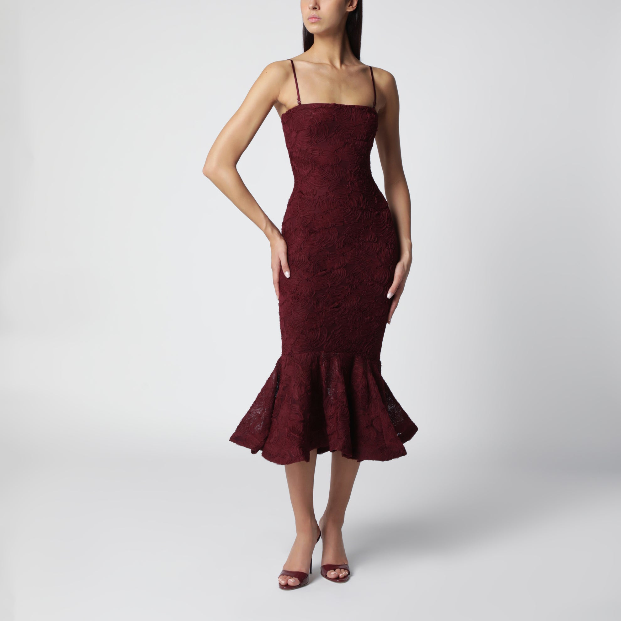 Abito bordeaux con volant in rete a fiori