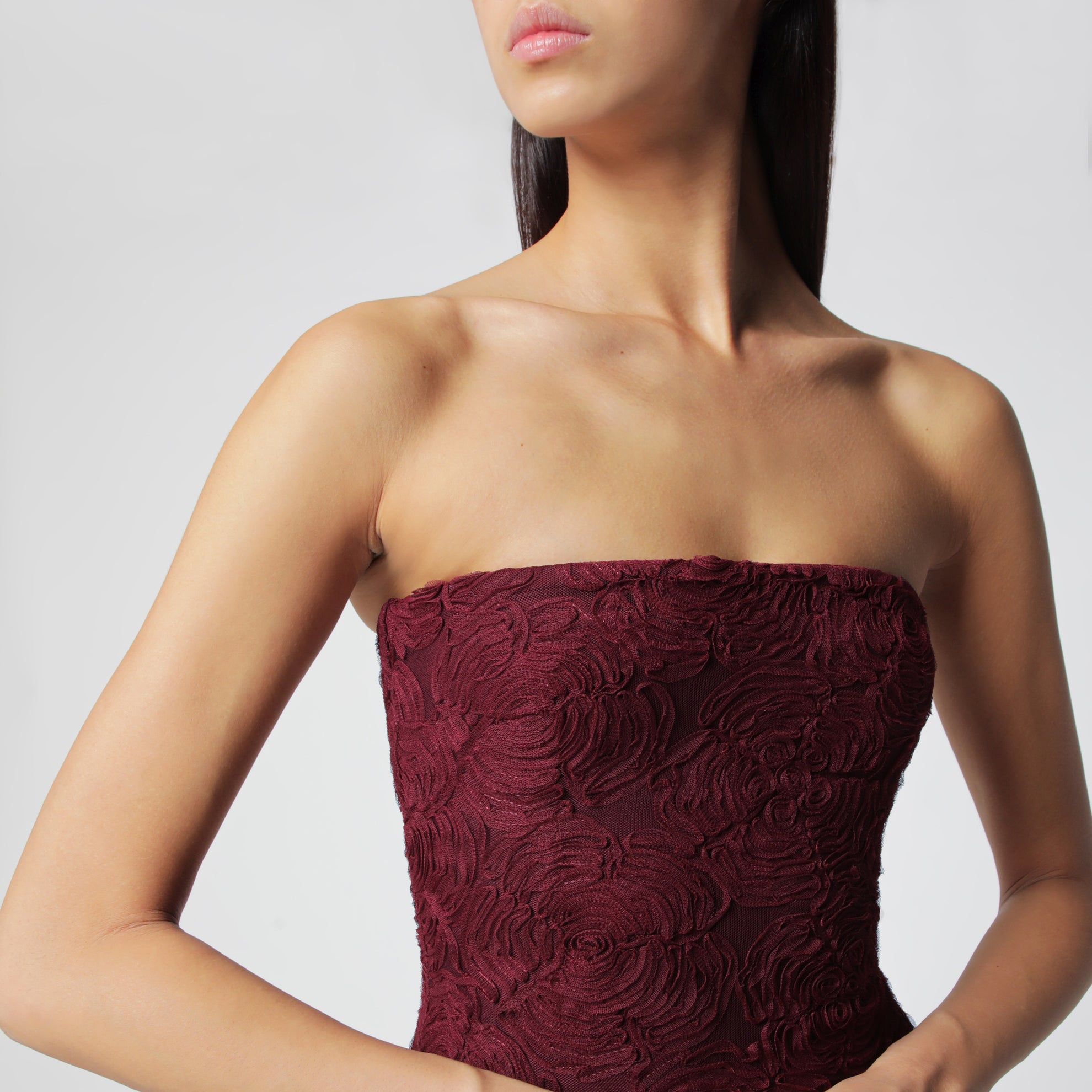 Abito bordeaux con volant in rete a fiori