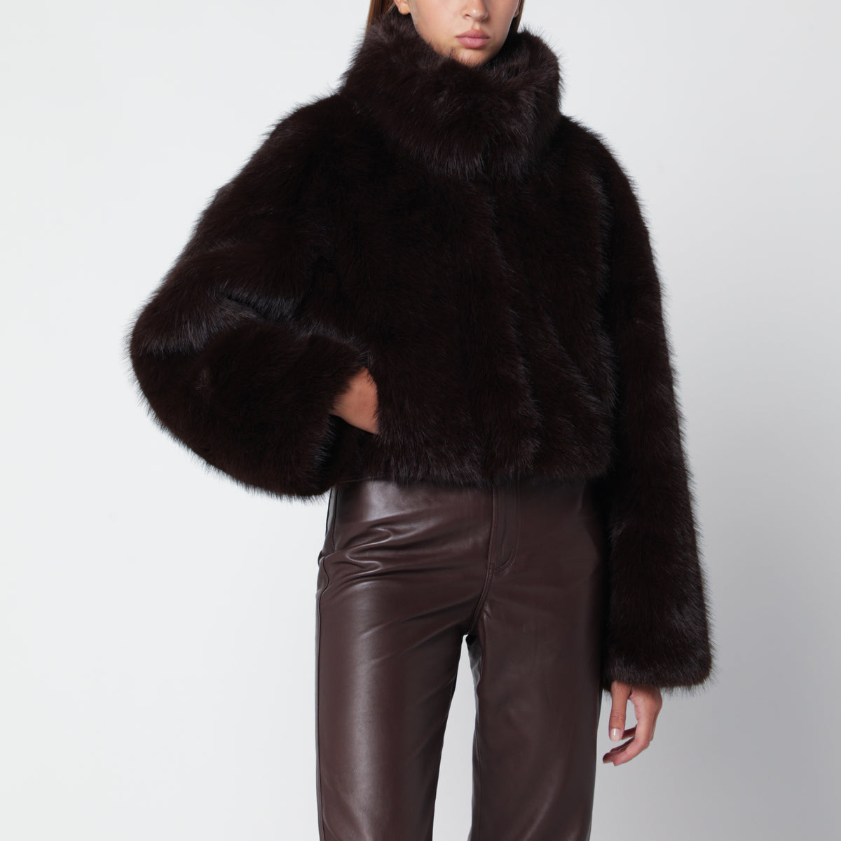 veste courte en fausse fourrure taupe