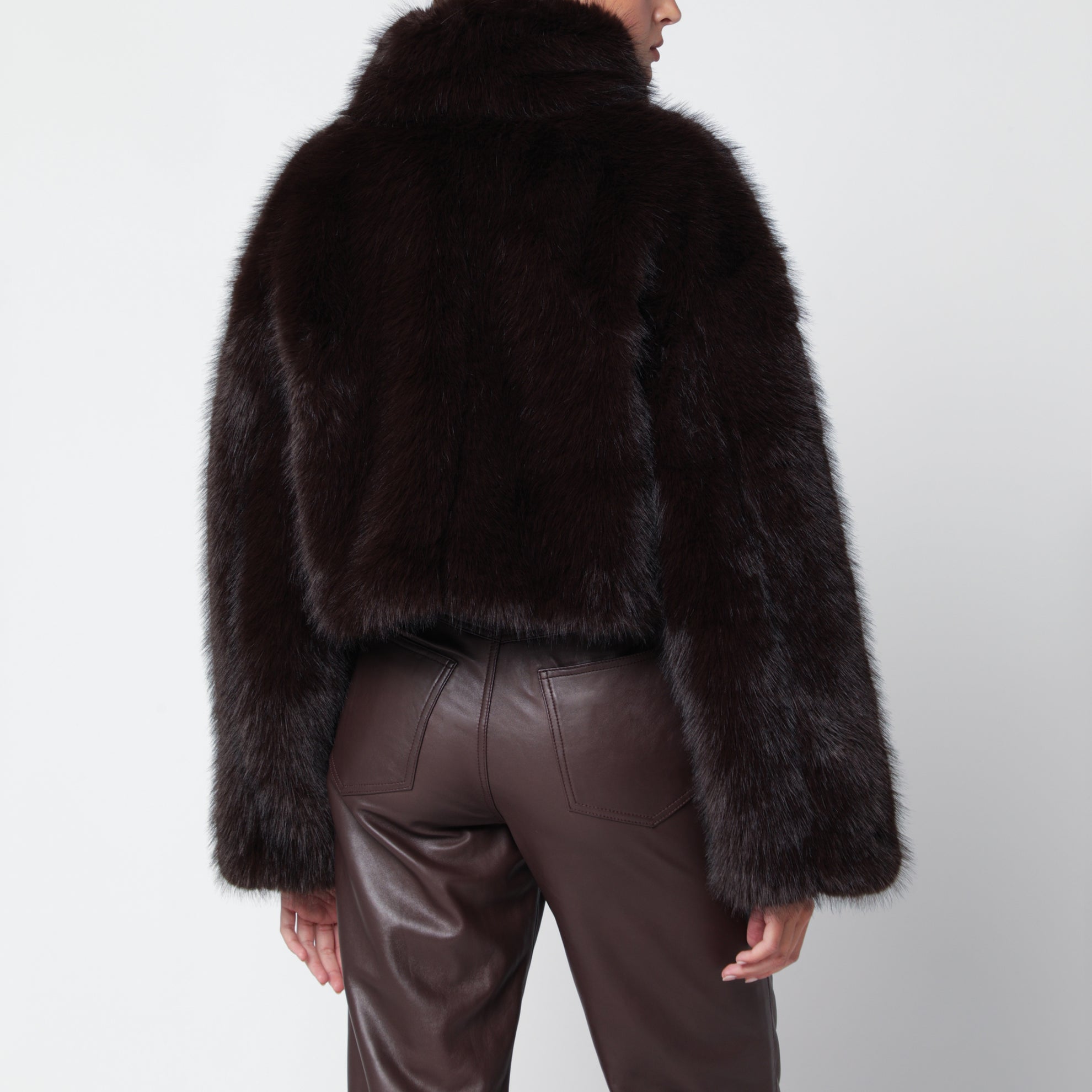 veste courte en fausse fourrure taupe