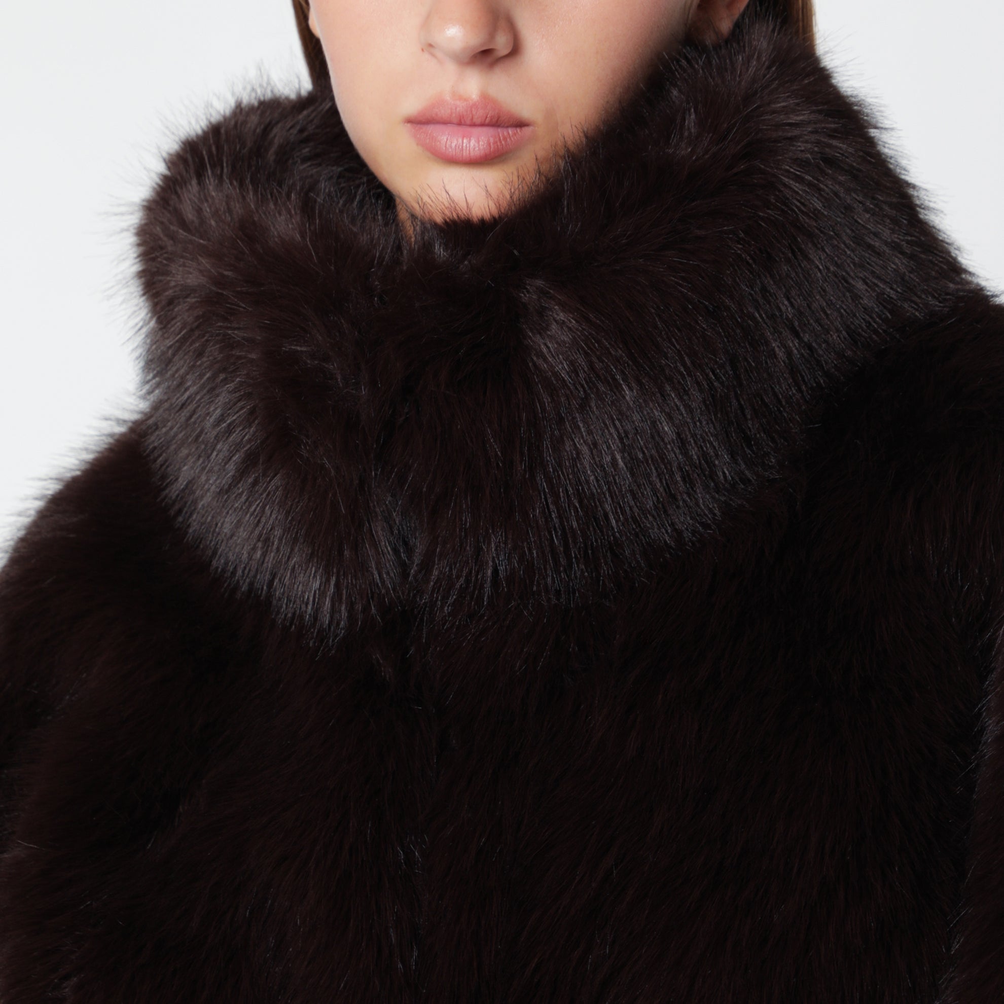 veste courte en fausse fourrure taupe
