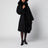 Manteau noir ceinturé avec finitions en fausse fourrure