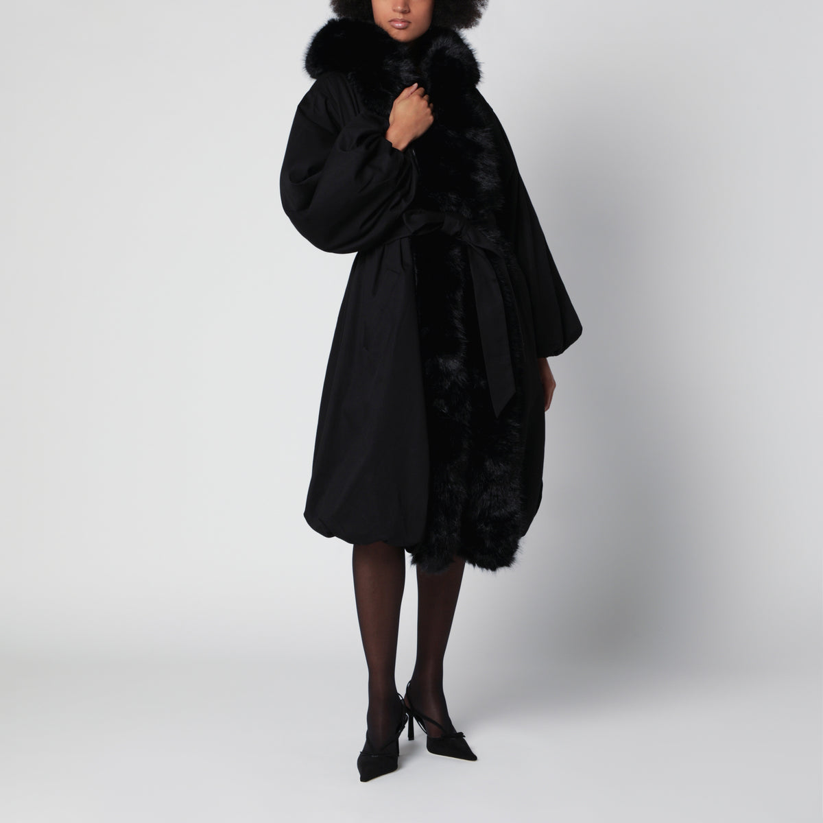 Manteau noir ceinturé avec finitions en fausse fourrure