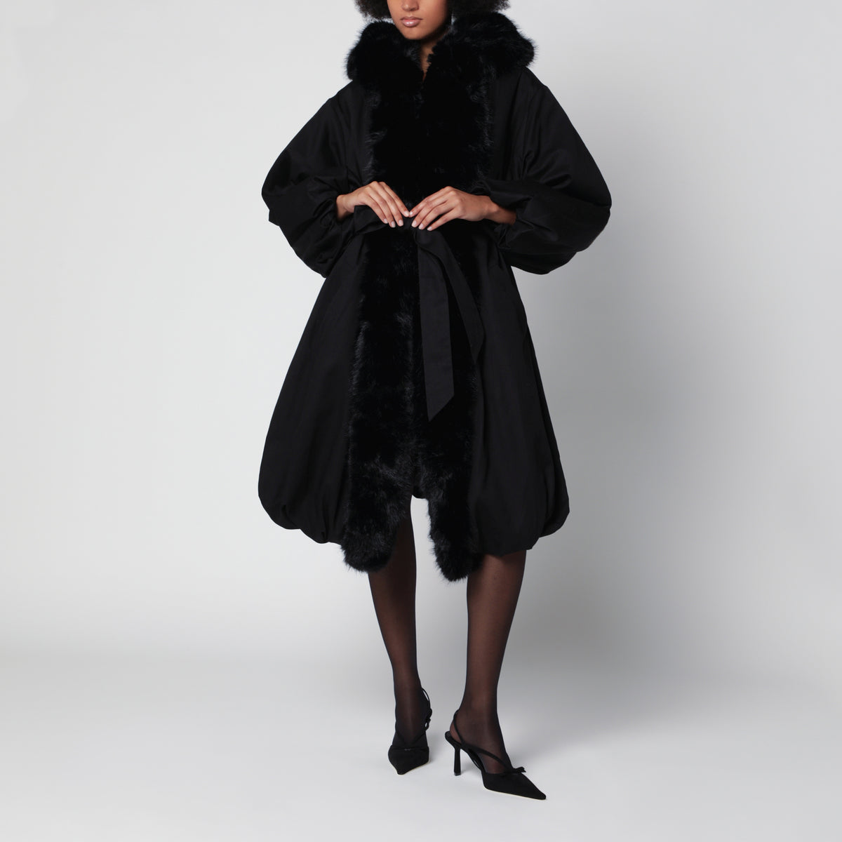 Manteau noir ceinturé avec finitions en fausse fourrure
