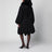 Manteau noir ceinturé avec finitions en fausse fourrure