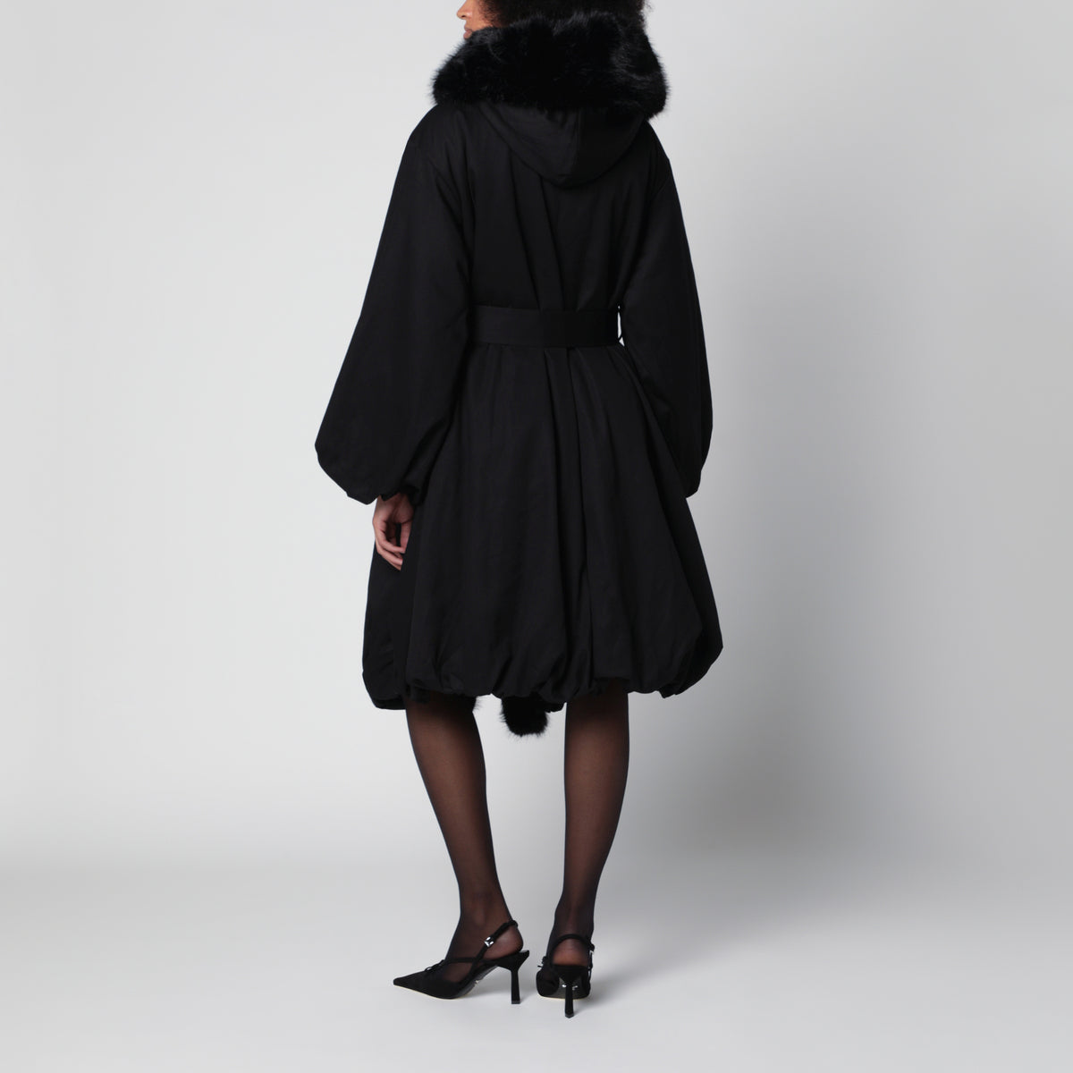 Manteau noir ceinturé avec finitions en fausse fourrure