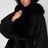 Manteau noir ceinturé avec finitions en fausse fourrure