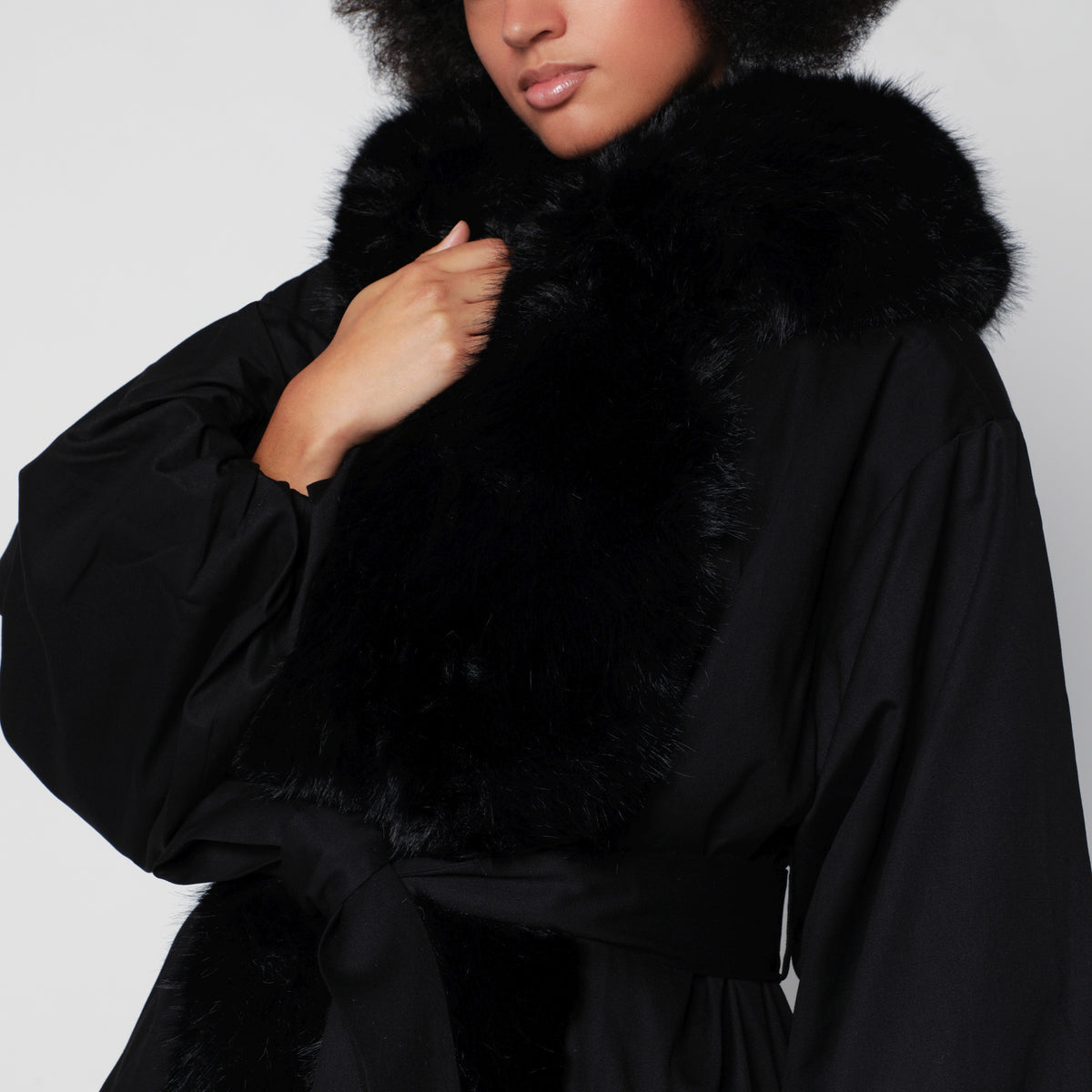 Manteau noir ceinturé avec finitions en fausse fourrure