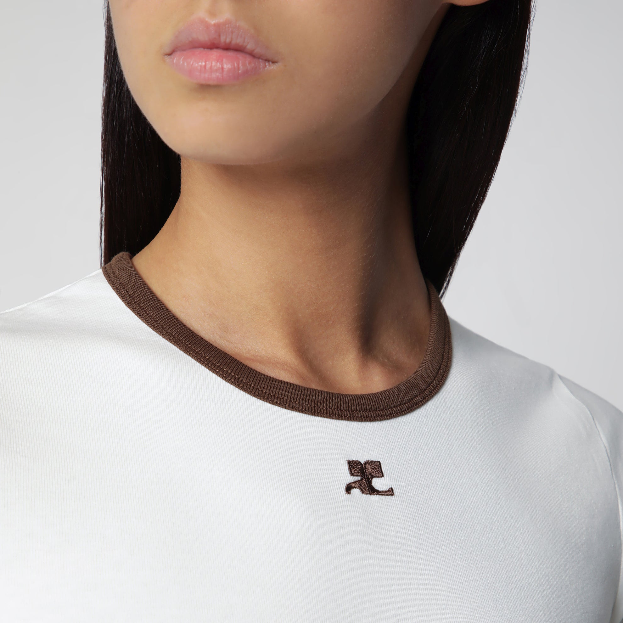 T-shirt con girocollo a contrasto in cotone bianca/marrone