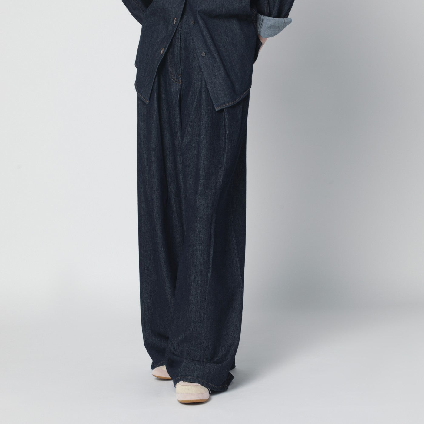 Pantalone largo con pieghe in denim indaco