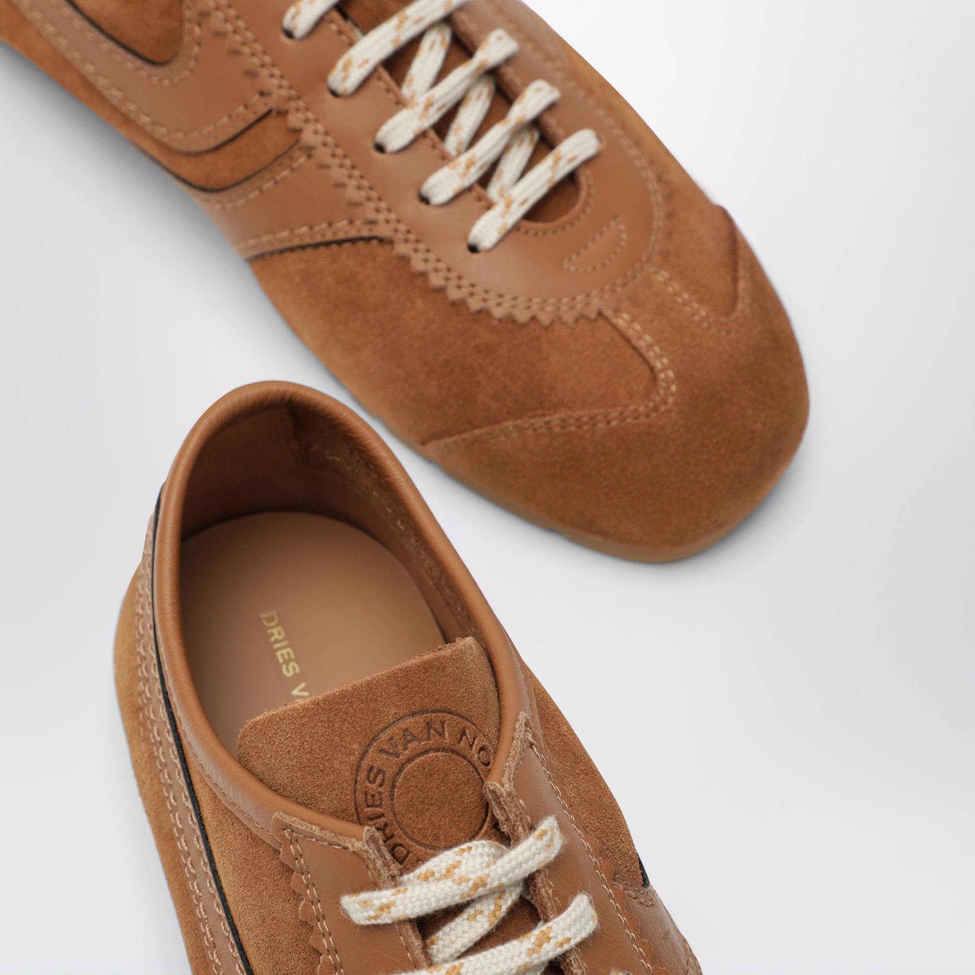 Sneakers marron en cuir et daim