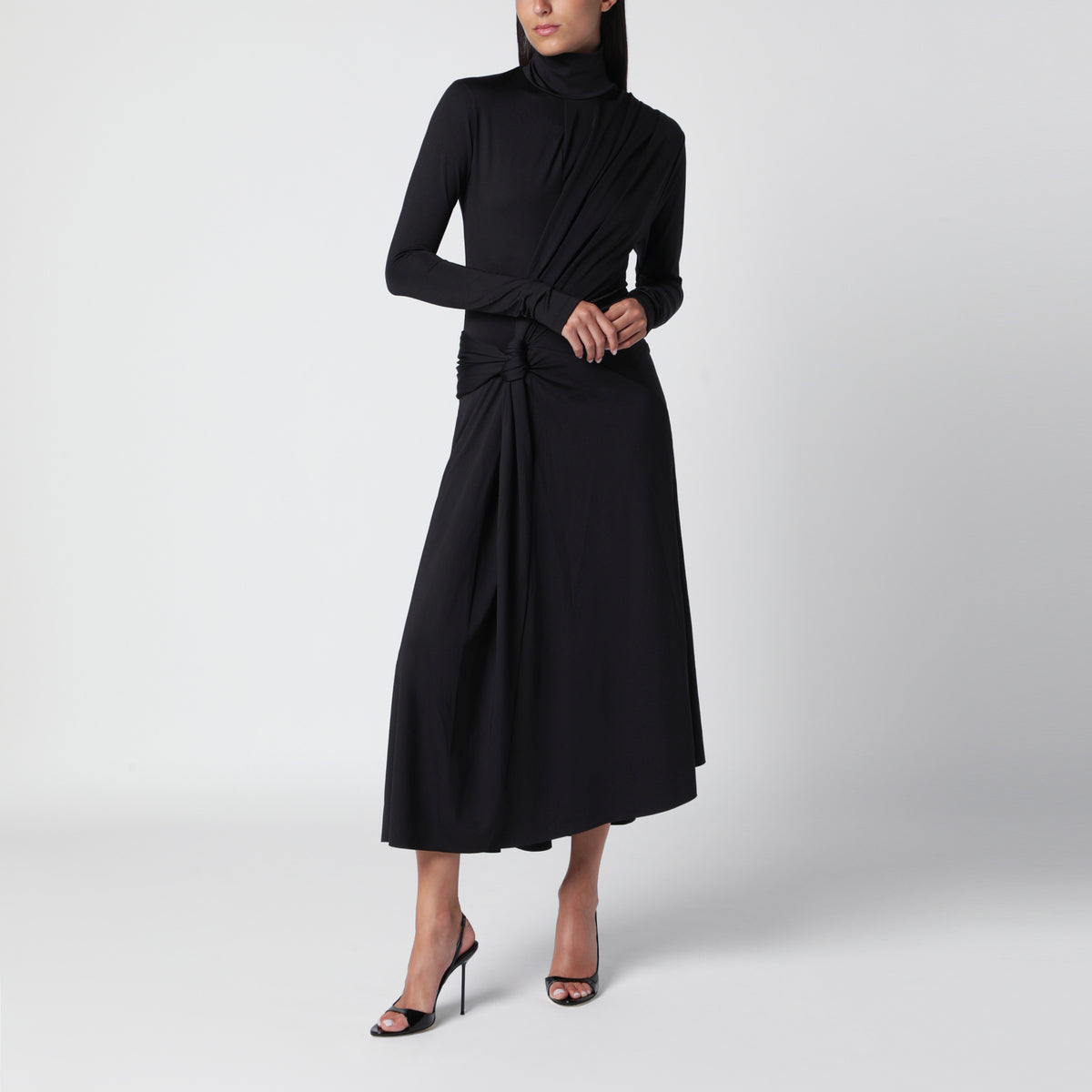 Robe noire asymétrique à col montant