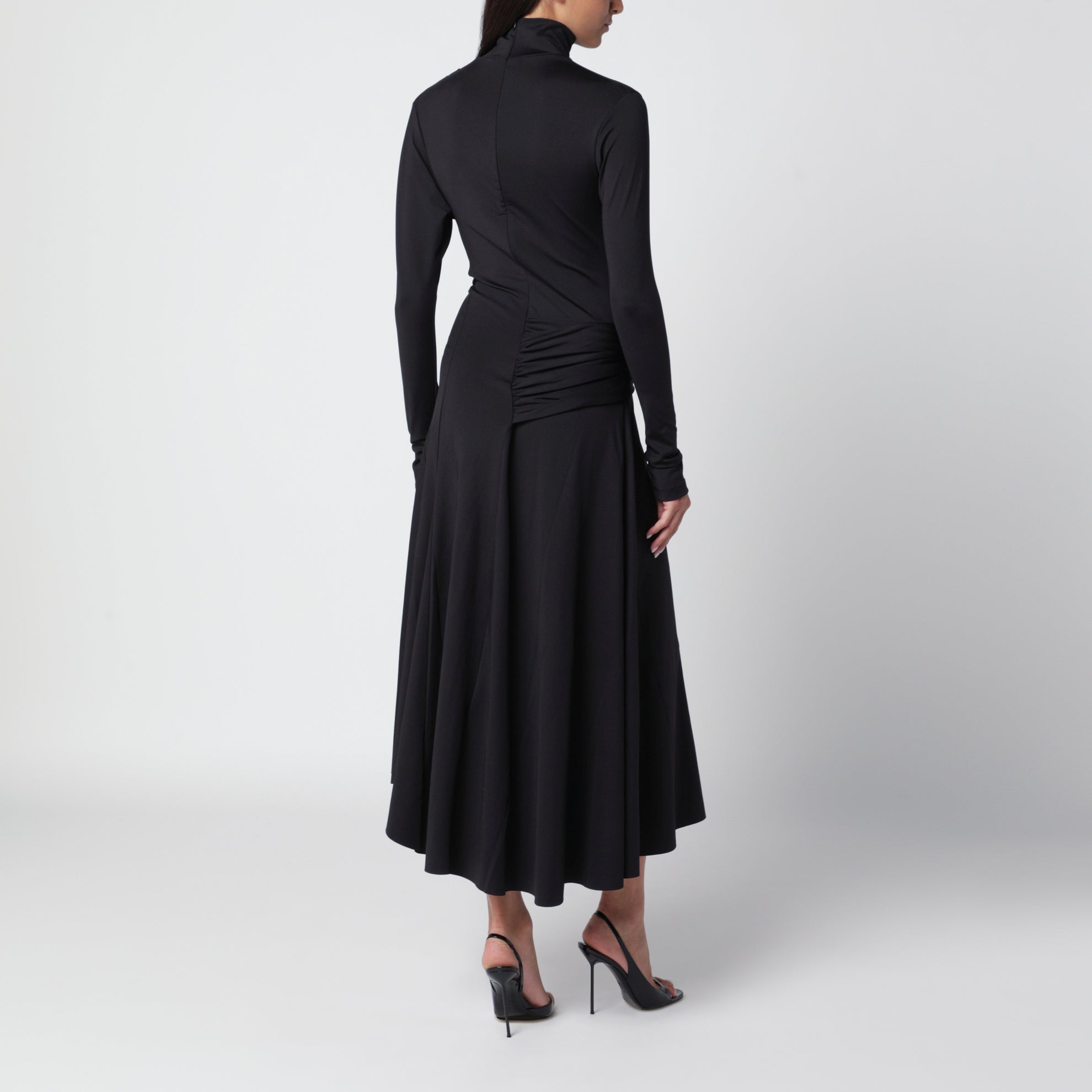 Robe noire asymétrique à col montant