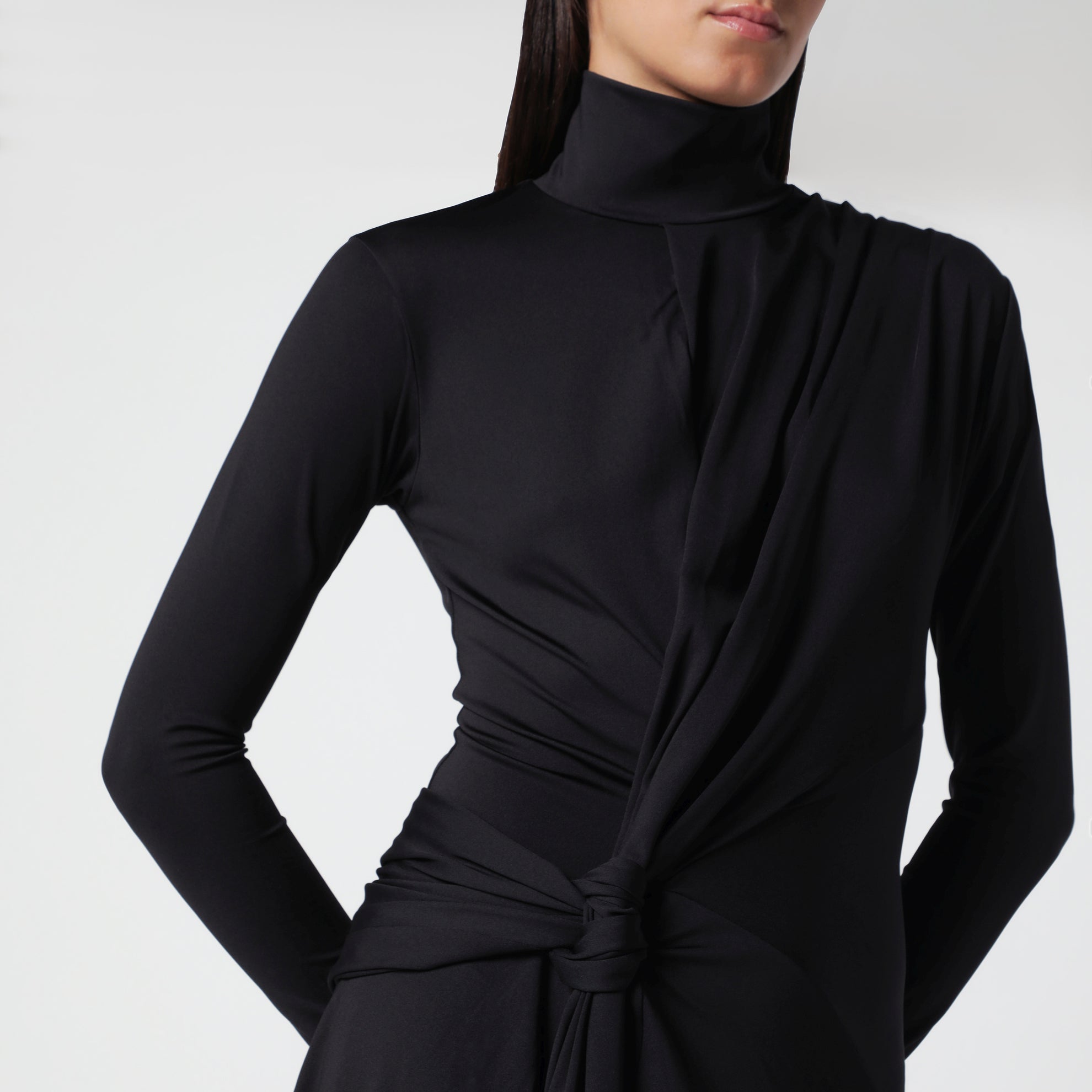 Robe noire asymétrique à col montant