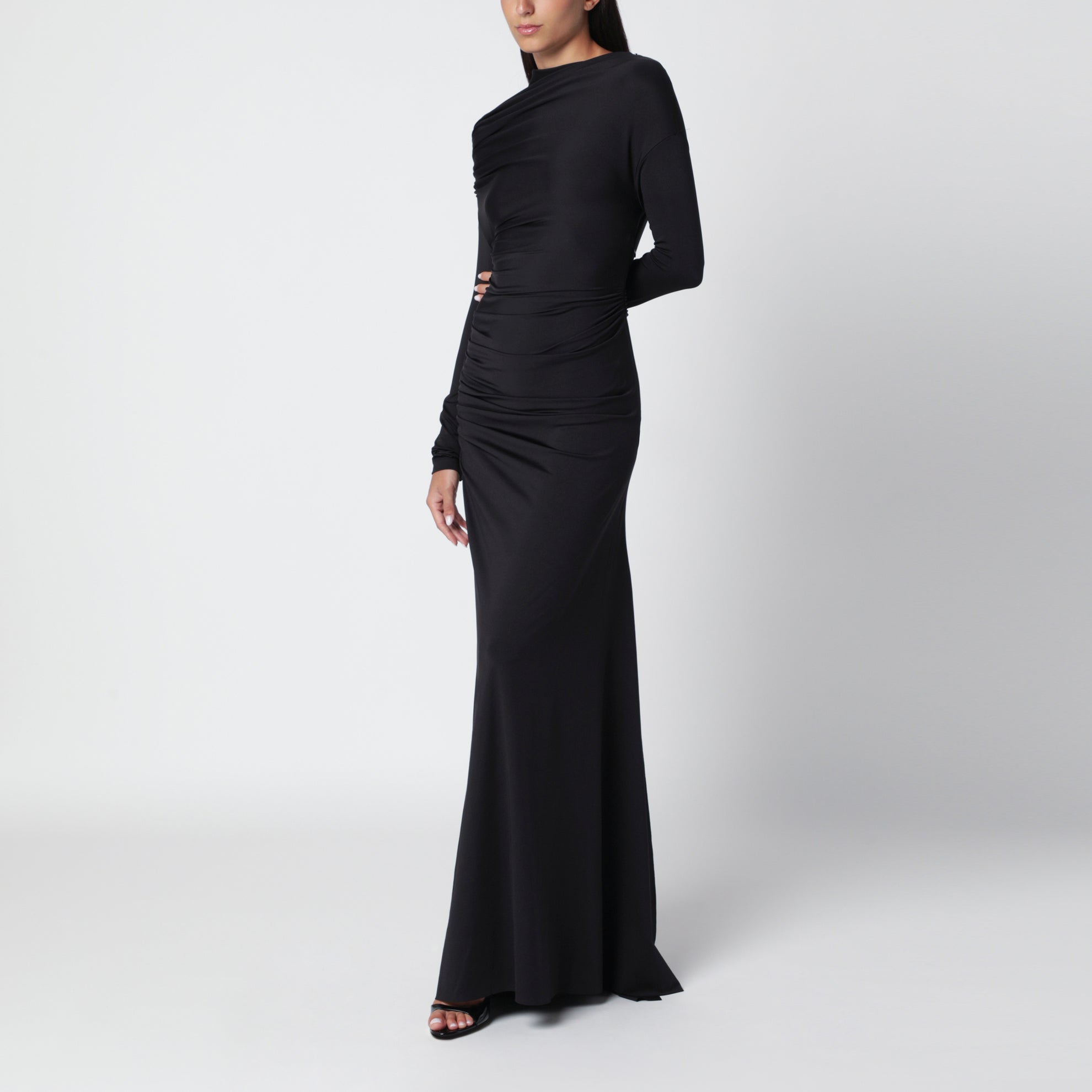 Langes schwarzes Kleid mit drapierten Schultern