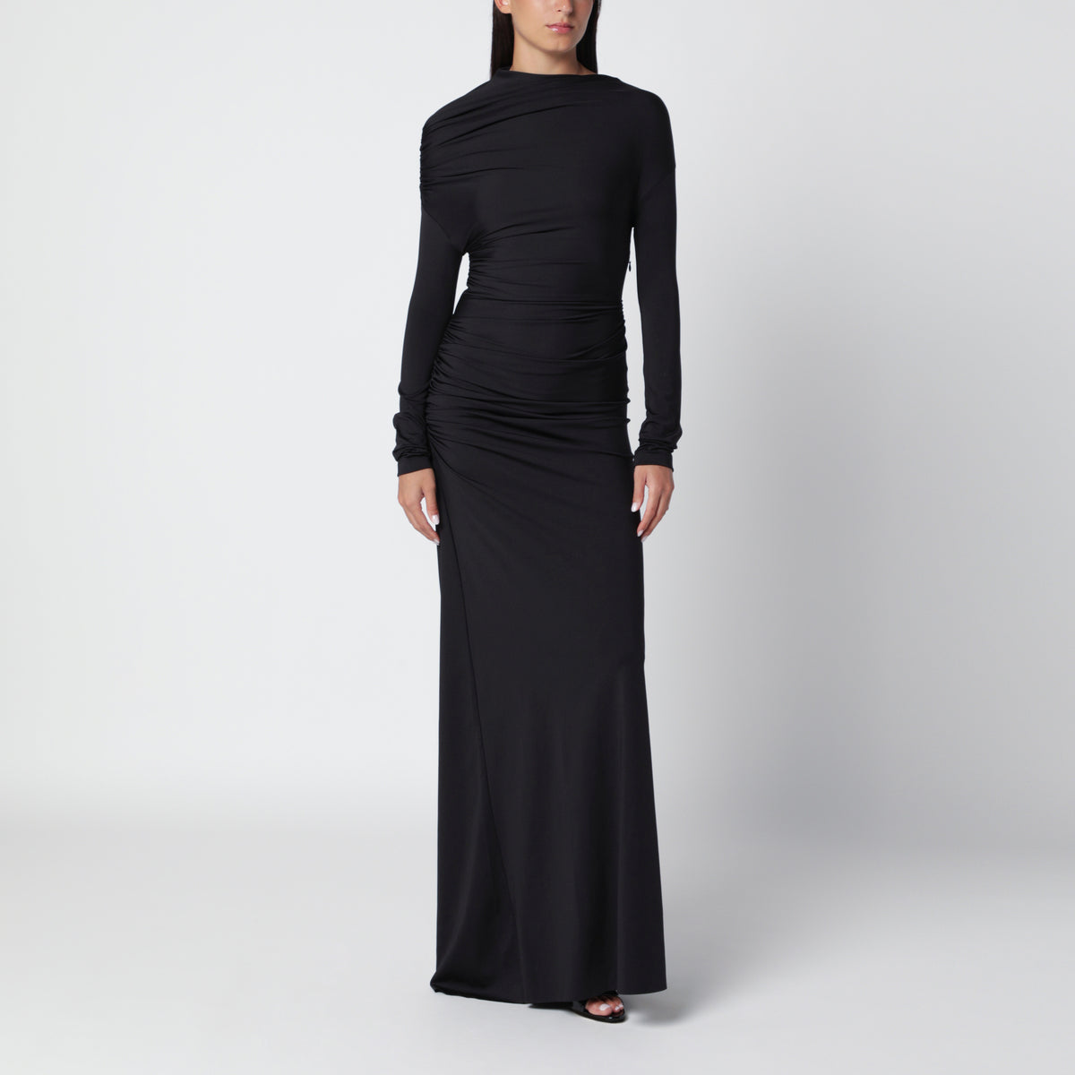 Langes schwarzes Kleid mit drapierten Schultern