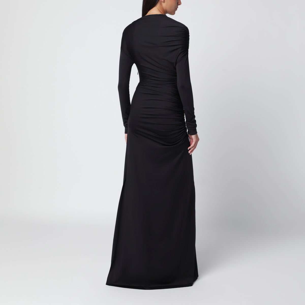 Langes schwarzes Kleid mit drapierten Schultern