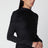 Langes schwarzes Kleid mit drapierten Schultern