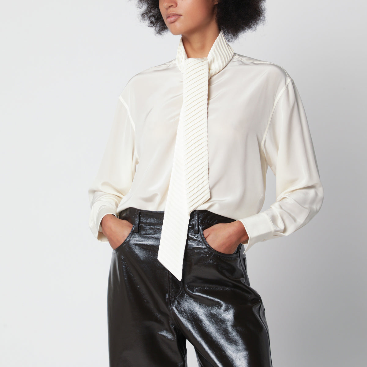 Blouse ivoire en soie avec détail écharpe