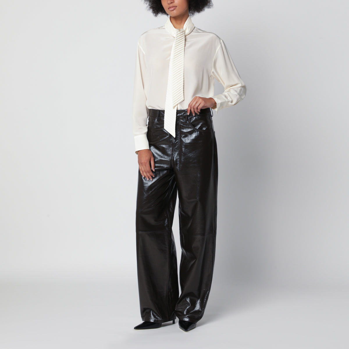 Blouse ivoire en soie avec détail écharpe