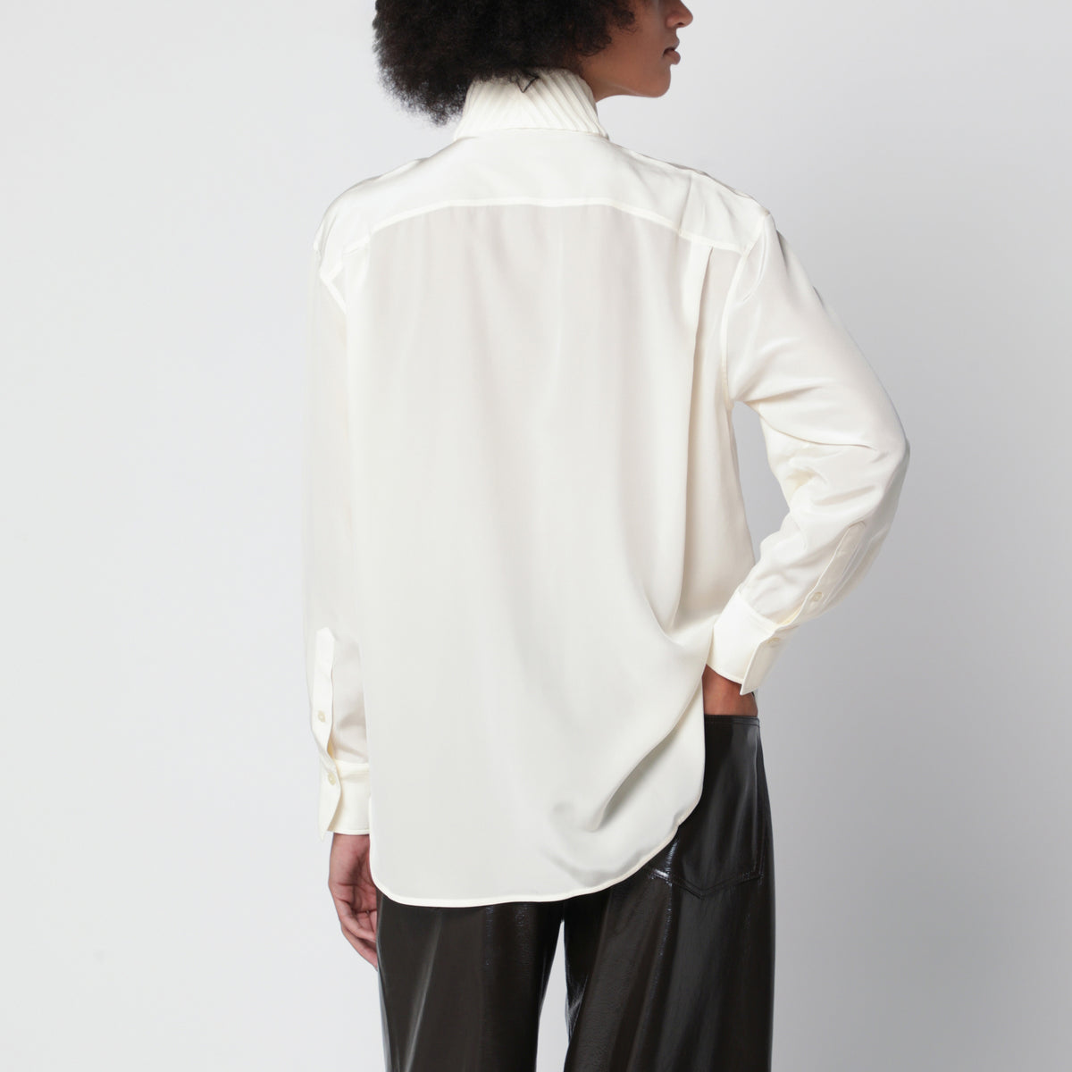 Blouse ivoire en soie avec détail écharpe