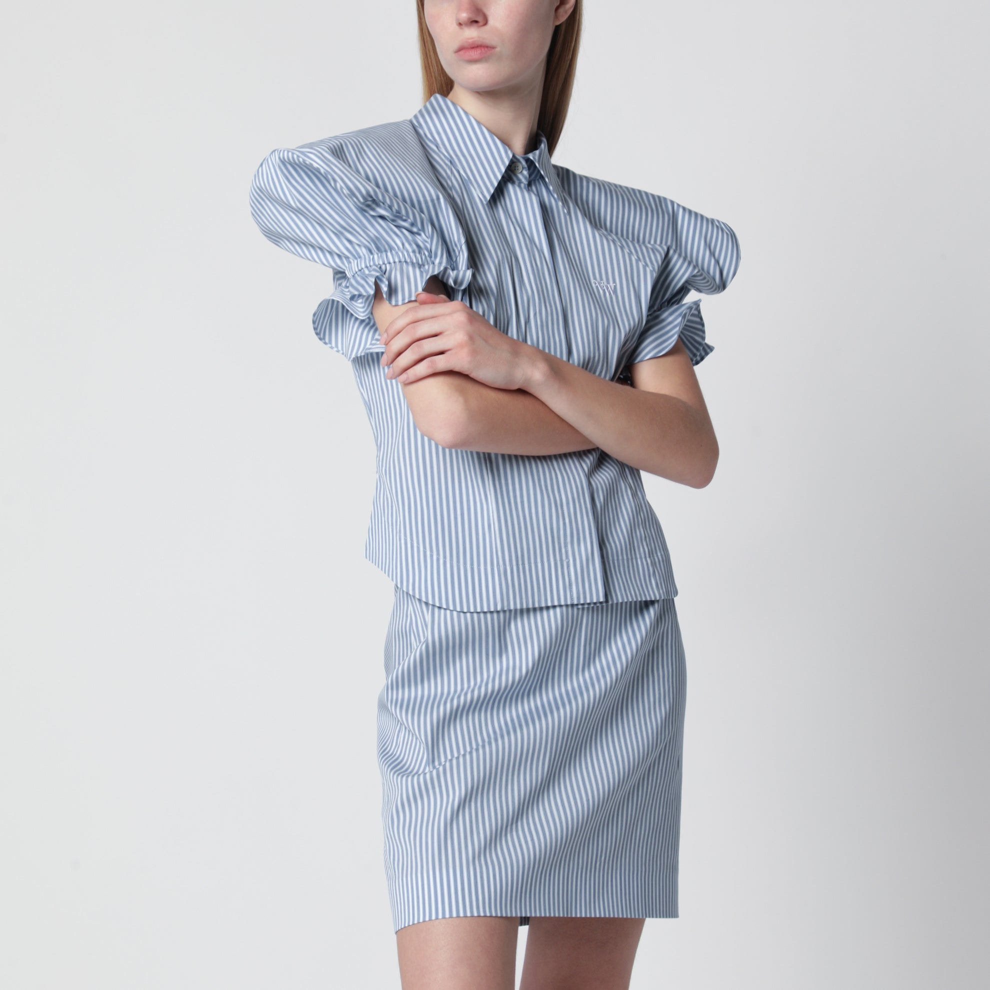 Chemise blanche/bleu clair à rayures avec épaules larges