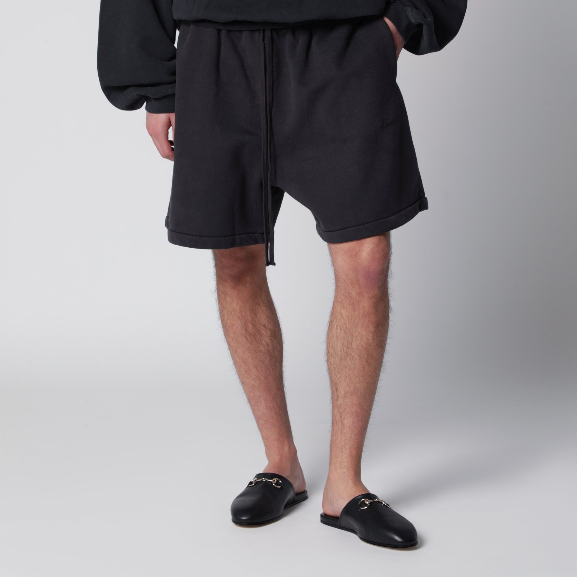 Shorts neri in cotone con ricamo logo