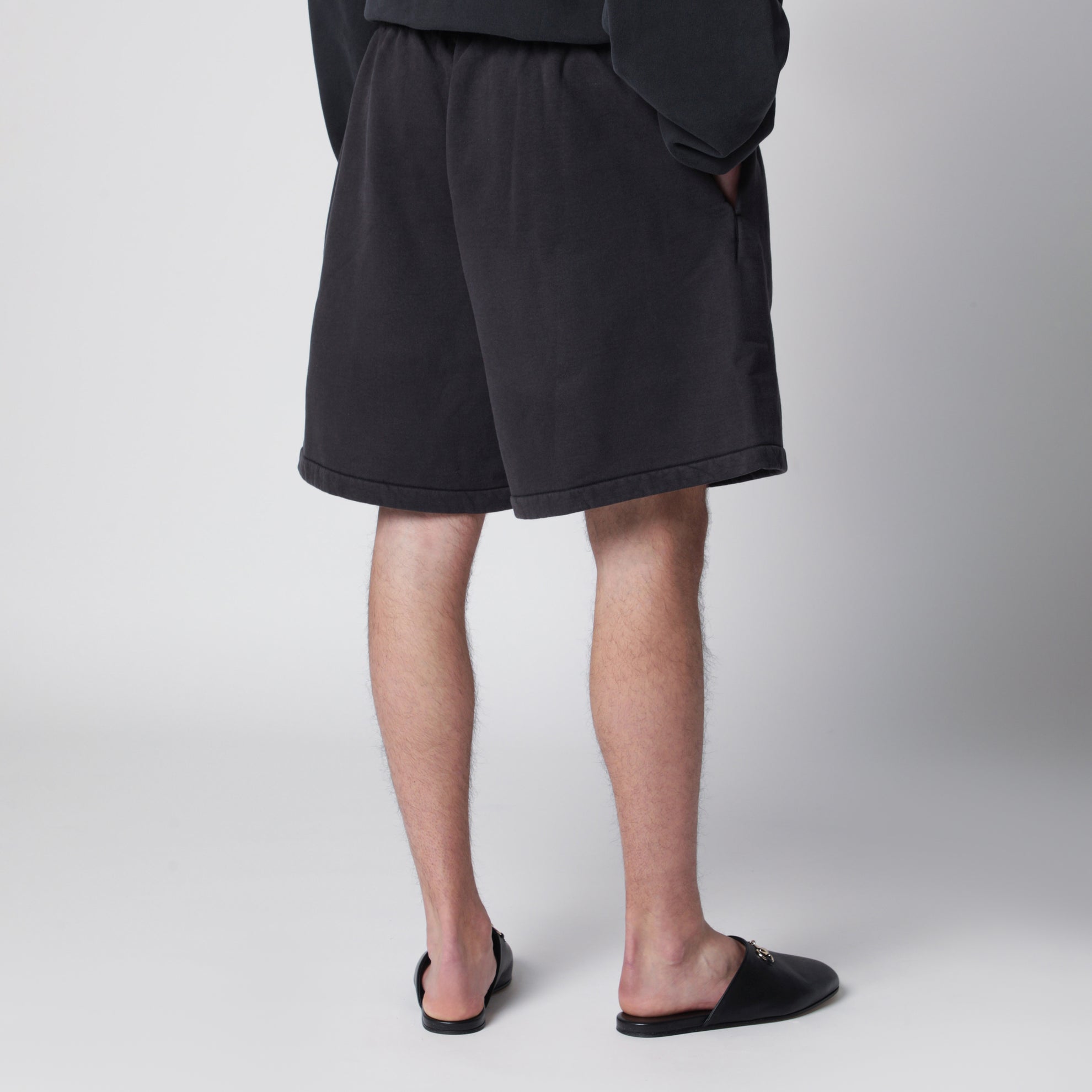 Shorts neri in cotone con ricamo logo