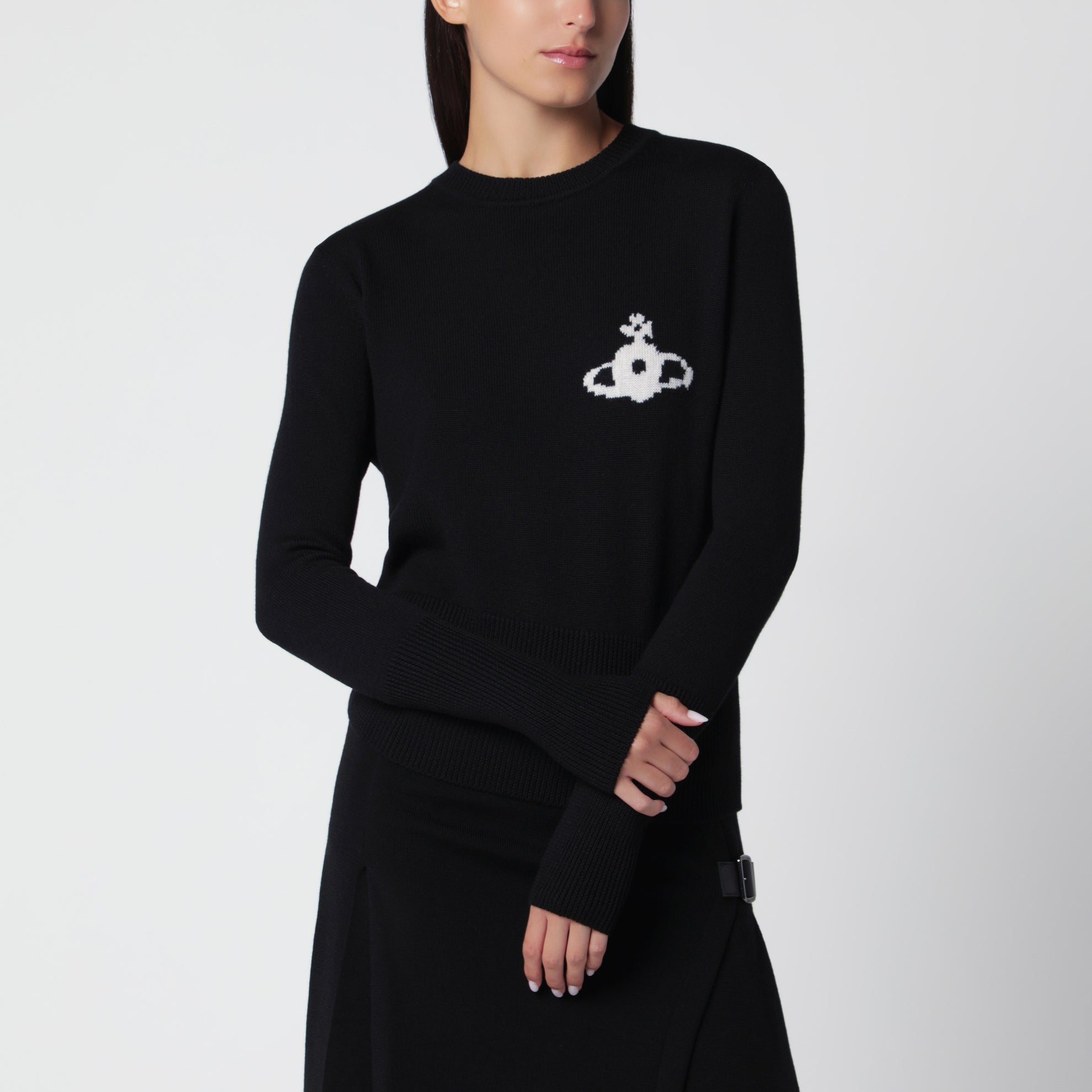 Schwarzer Pullover mit eingearbeitetem Orb-Logo
