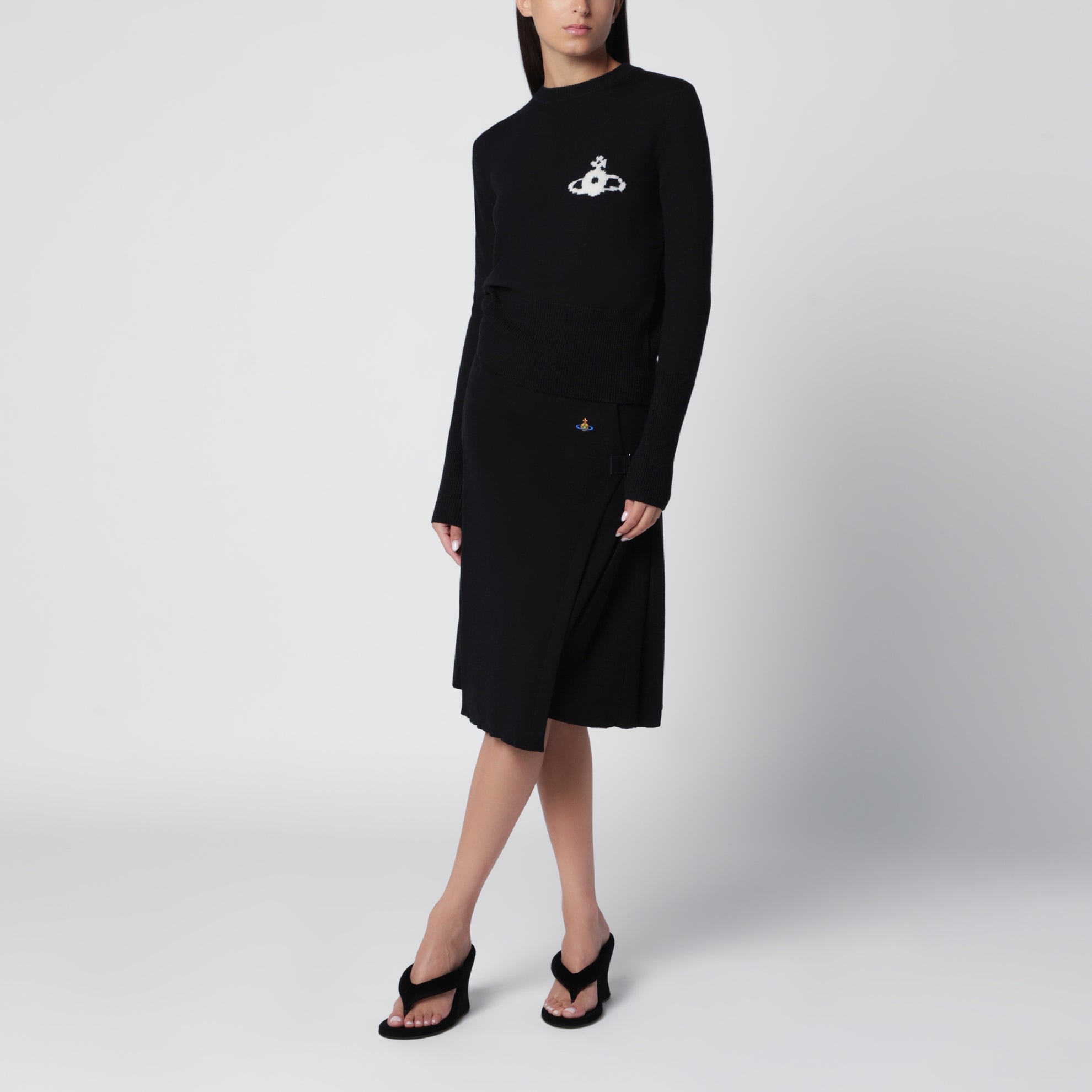 Schwarzer Pullover mit eingearbeitetem Orb-Logo