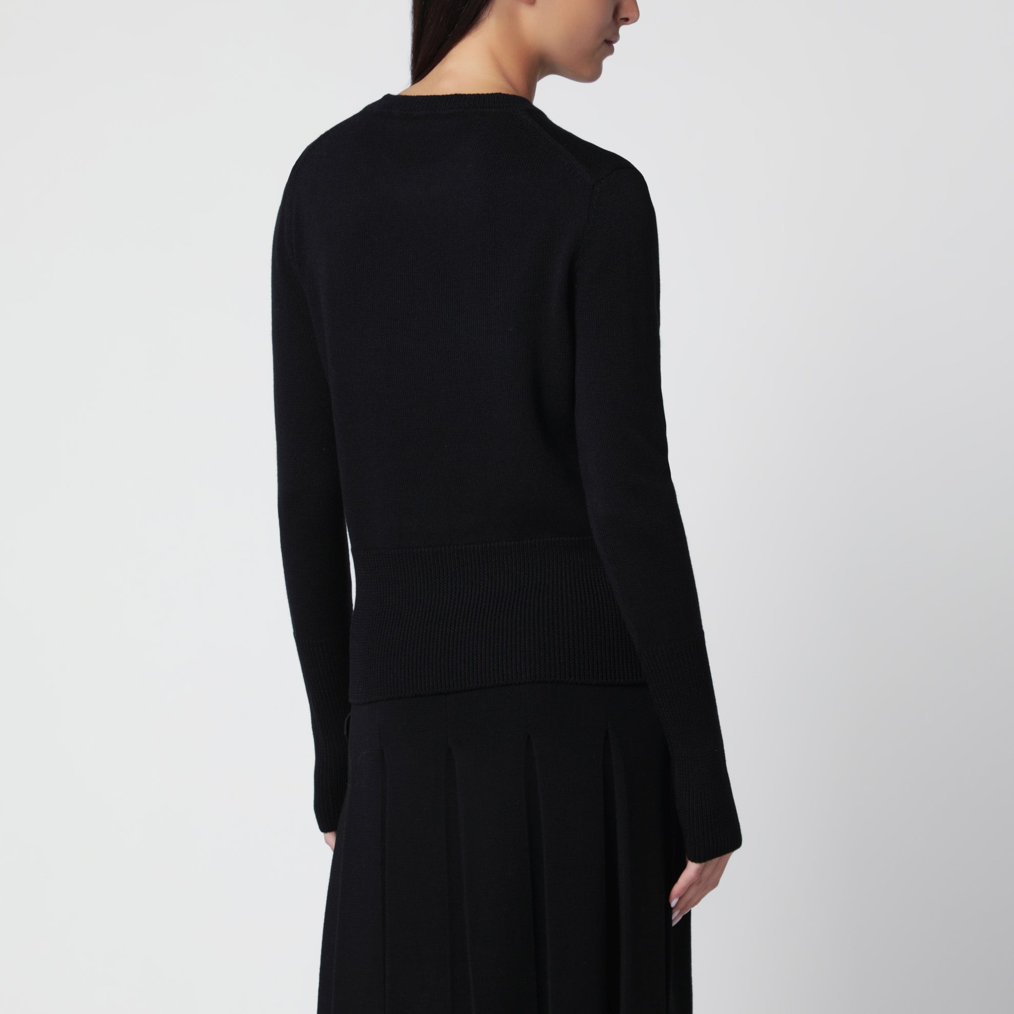 Schwarzer Pullover mit eingearbeitetem Orb-Logo