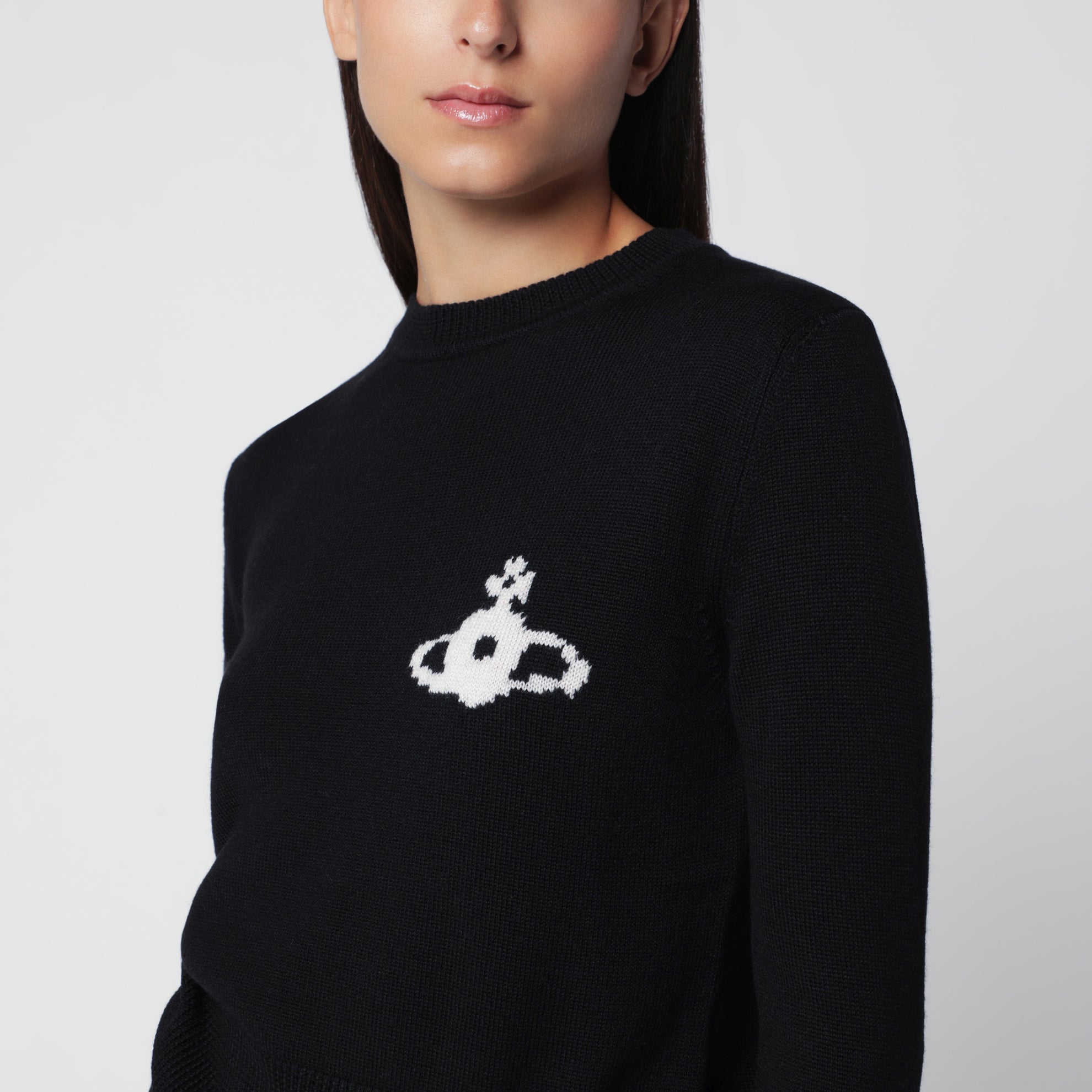 Schwarzer Pullover mit eingearbeitetem Orb-Logo