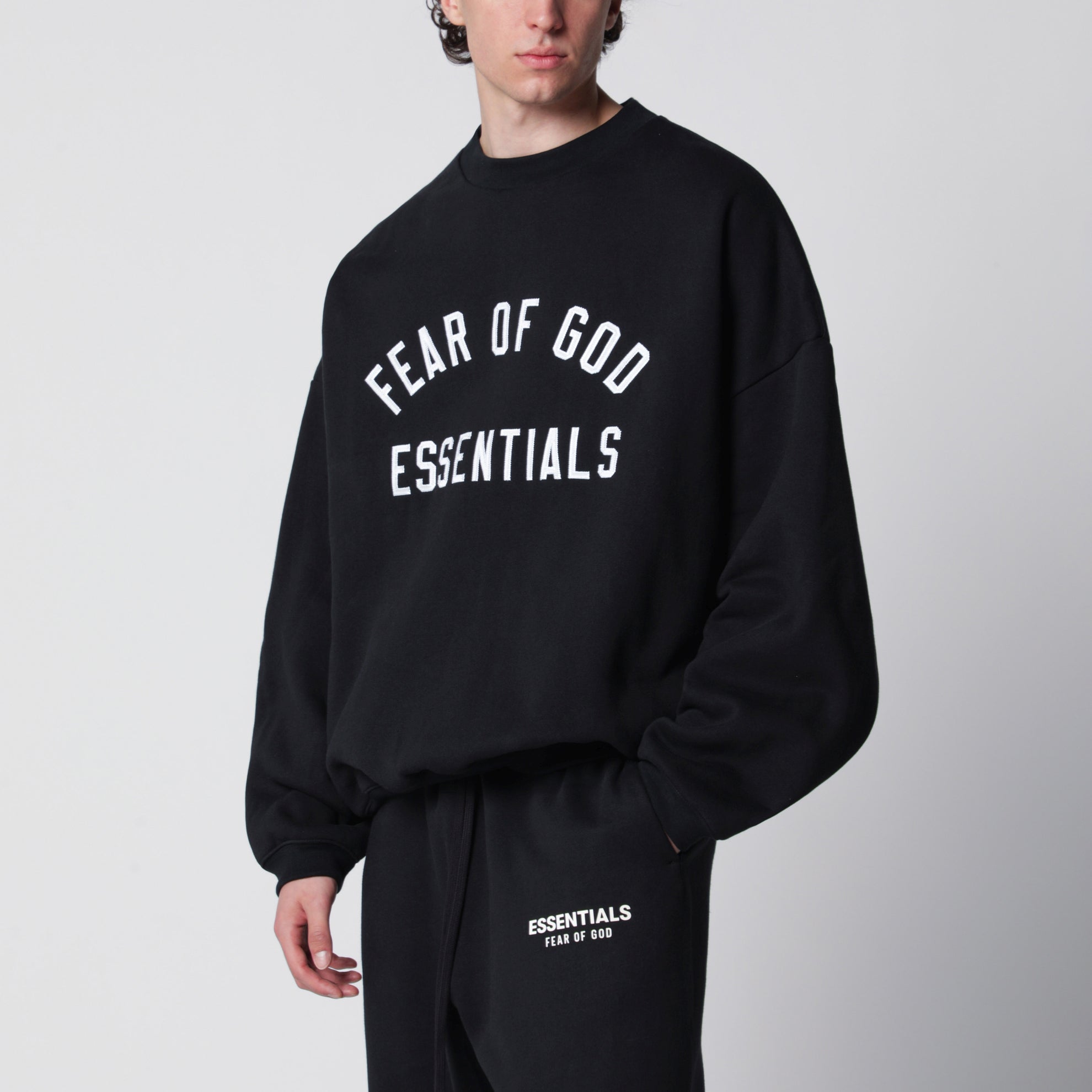Felpa nera in cotone felpato con ricamo logo