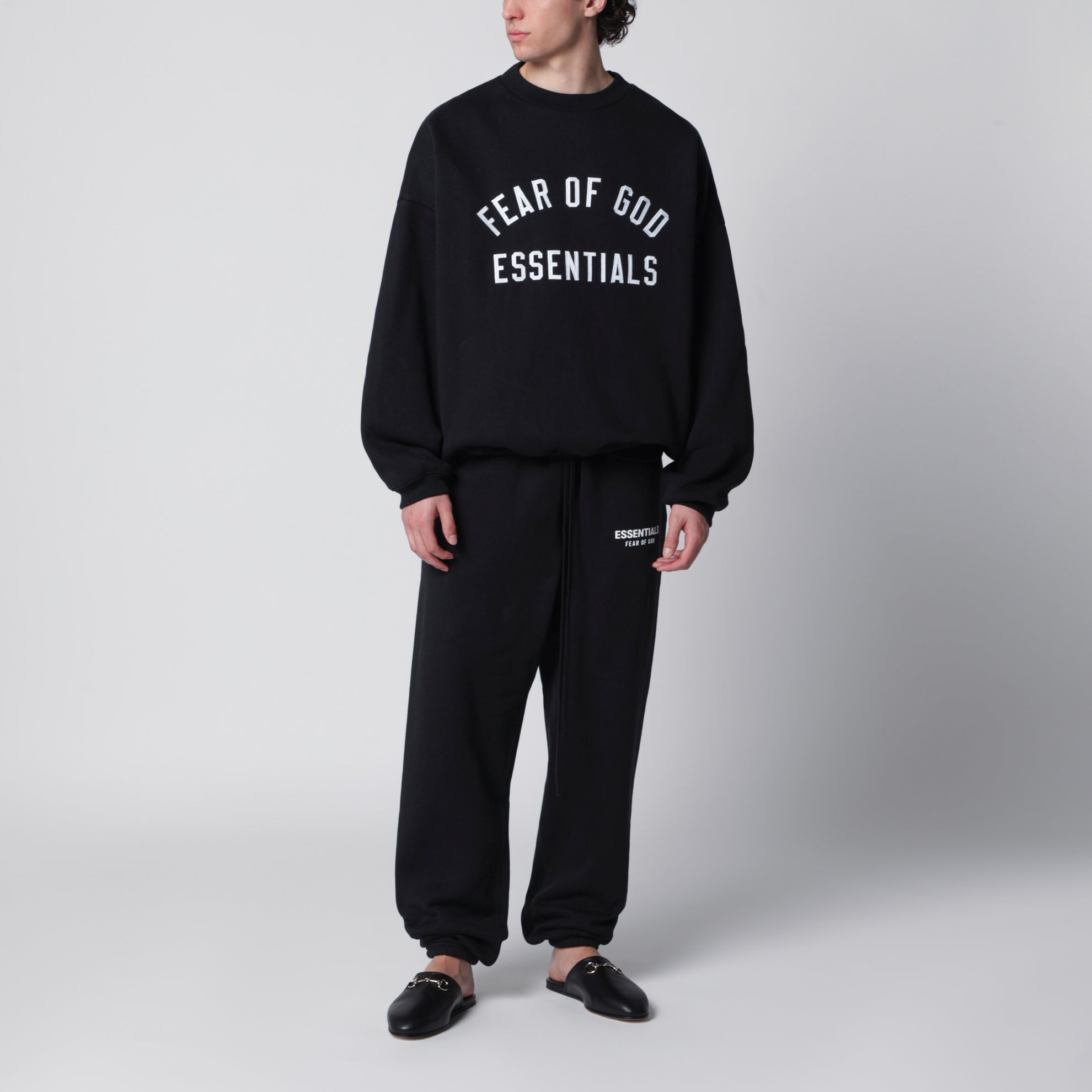 Felpa nera in cotone felpato con ricamo logo