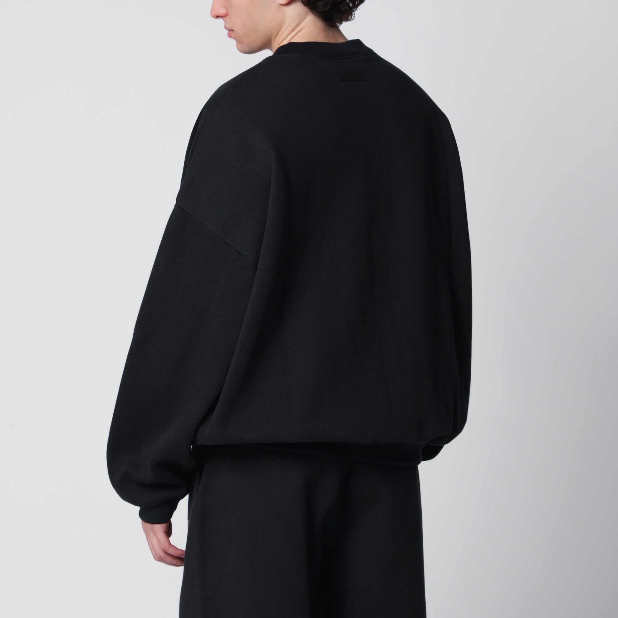 Felpa nera in cotone felpato con ricamo logo