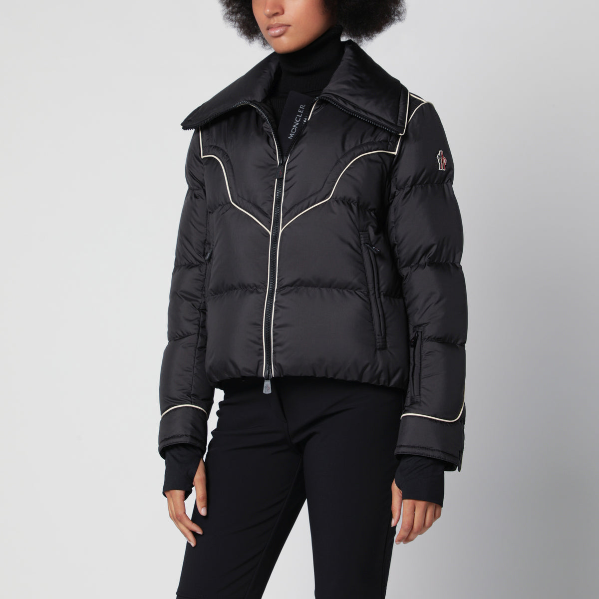 Schwarze Skijacke mit kontrastierenden Abschlüssen
