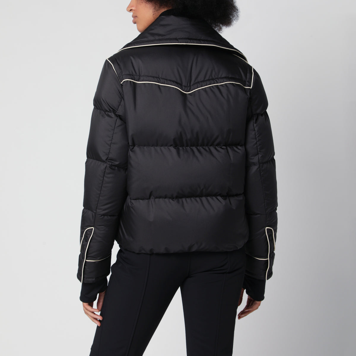 Schwarze Skijacke mit kontrastierenden Abschlüssen